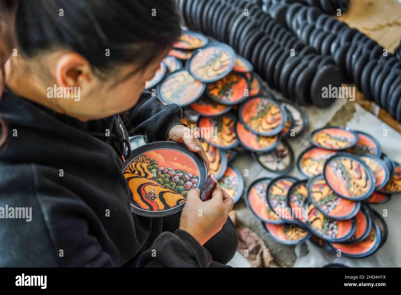 BIJIE, CHINE - 3 JANVIER 2022 - les travailleurs polissaient des produits de laquage à l'usine d'artisanat gaoguang Yifeng Lacquerware à Bijie, dans l'interface graphique du sud-ouest de la Chine Banque D'Images