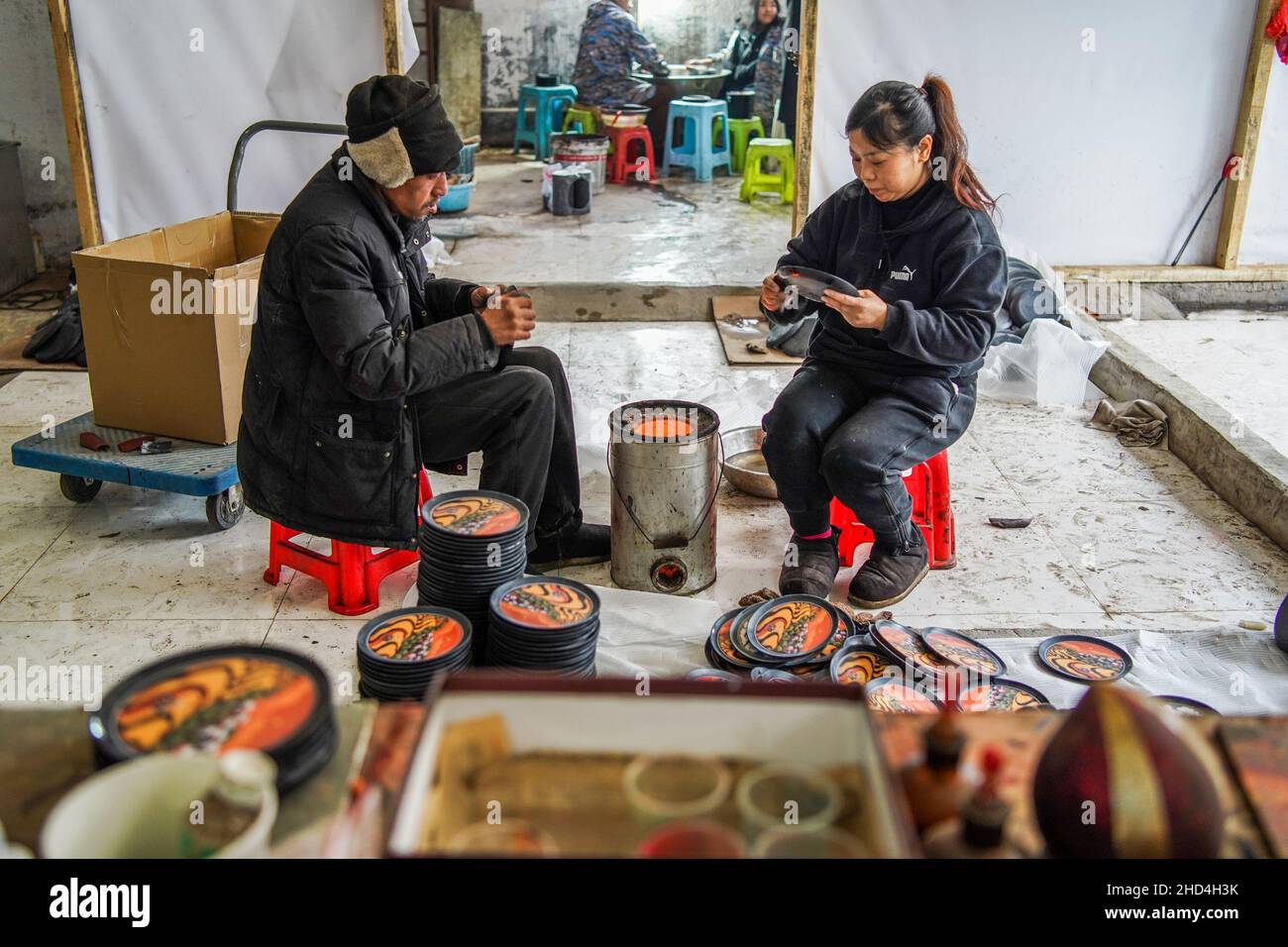 BIJIE, CHINE - 3 JANVIER 2022 - les travailleurs font des produits de laquage à l'usine d'artisanat gaoguang Yifeng Lacquerware à Bijie, dans le sud-ouest de la Chine, à Guizh Banque D'Images