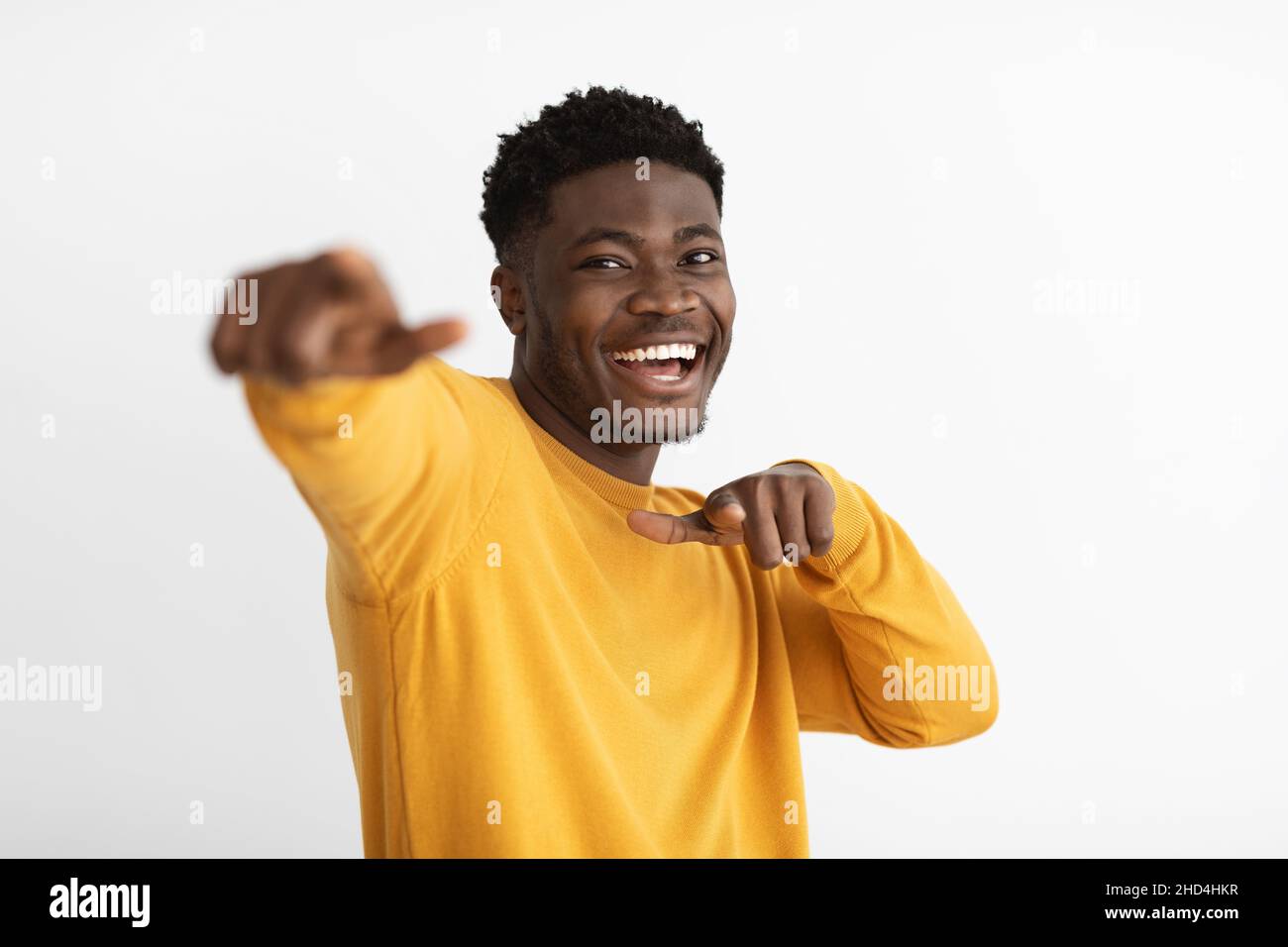Drôle de gars afro-américains gesturant sur fond blanc Banque D'Images