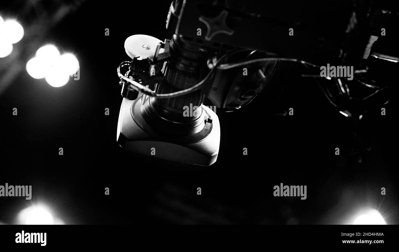 TV caméra diffusée sur le trépied de grue pour le tournage ou l'enregistrement et la diffusion de contenu en production studio sur la télévision en direct ou sur Internet en ligne Banque D'Images