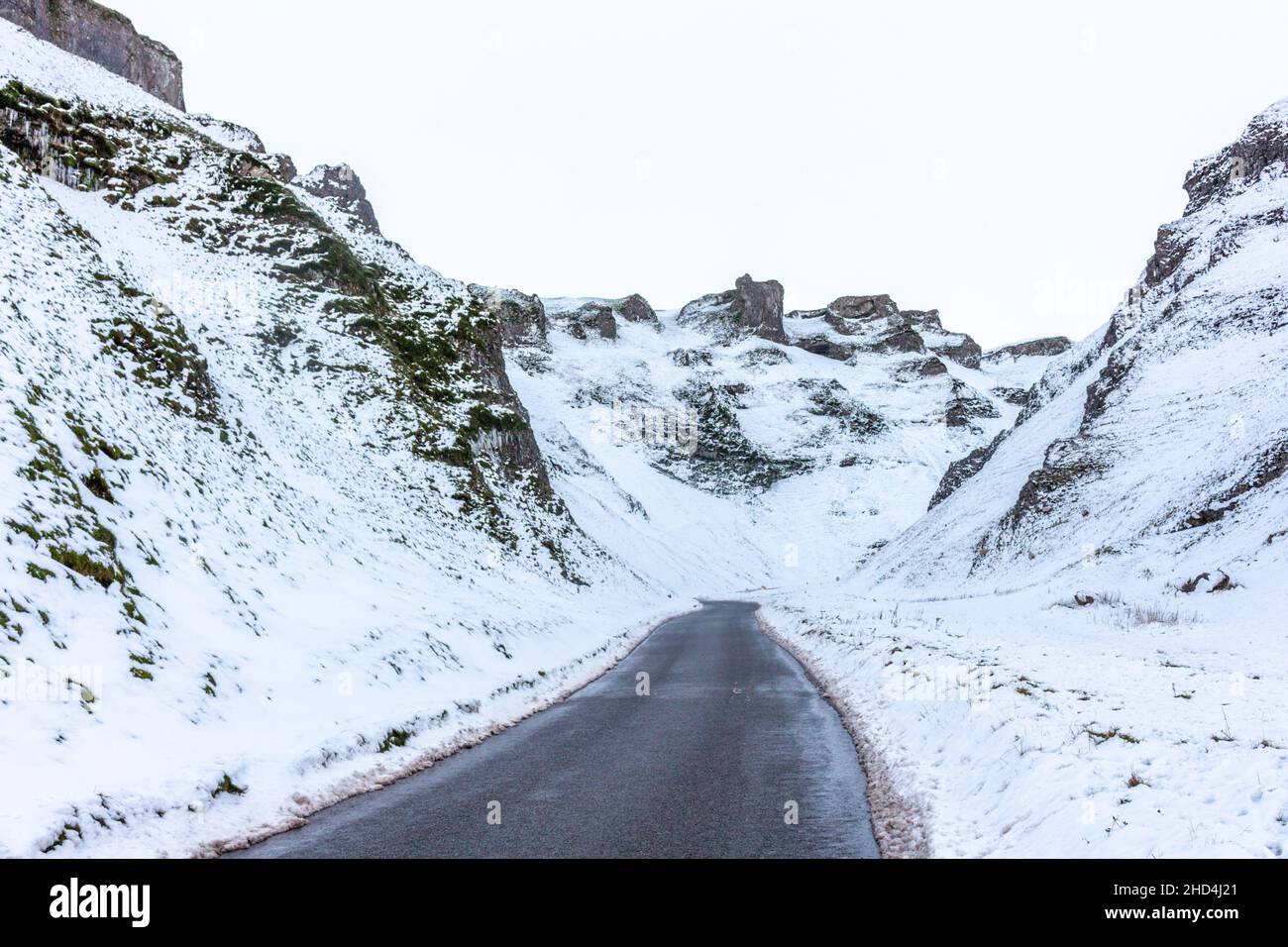 Carte Winnats enneigée en hiver.Peak District, Derbyshire, Royaume-Uni. Banque D'Images