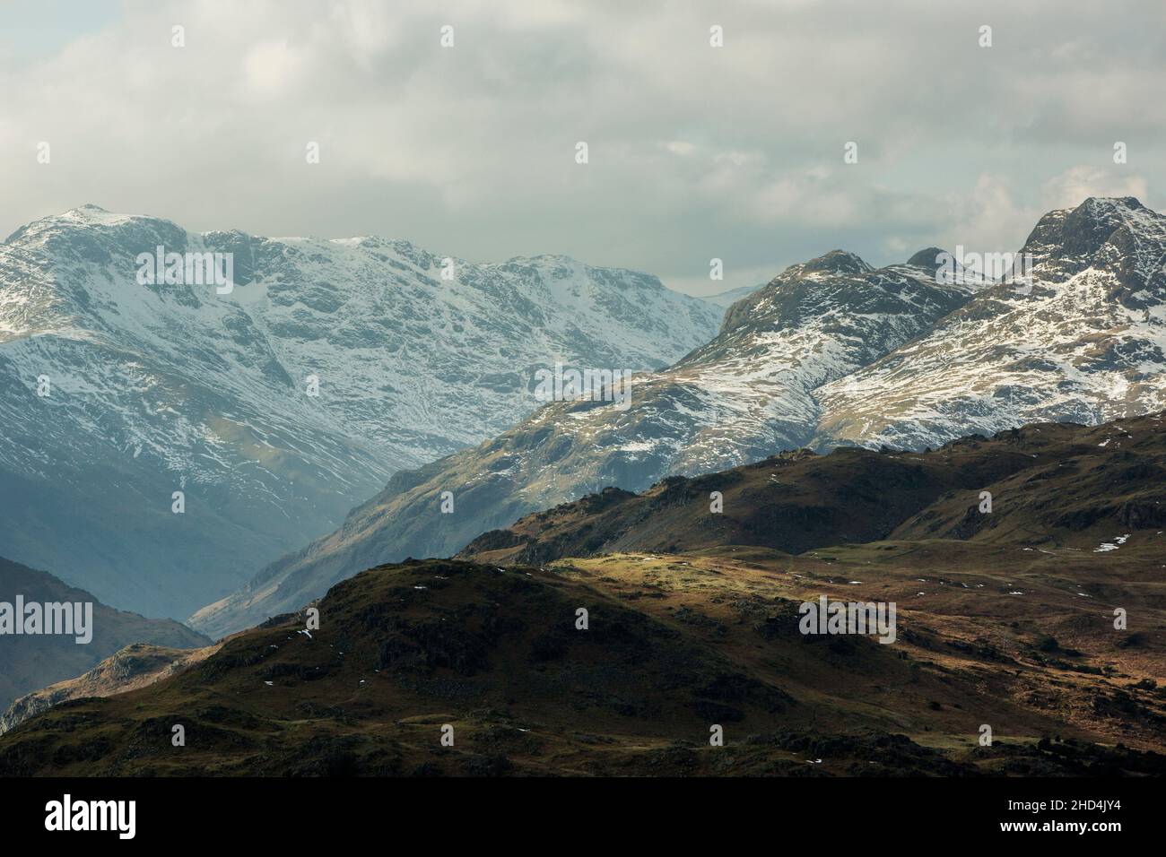 Neige sur les Langdale Pikes, de Loughrigg, hiver dans le parc national de Lake District, Cumbria, Angleterre Banque D'Images