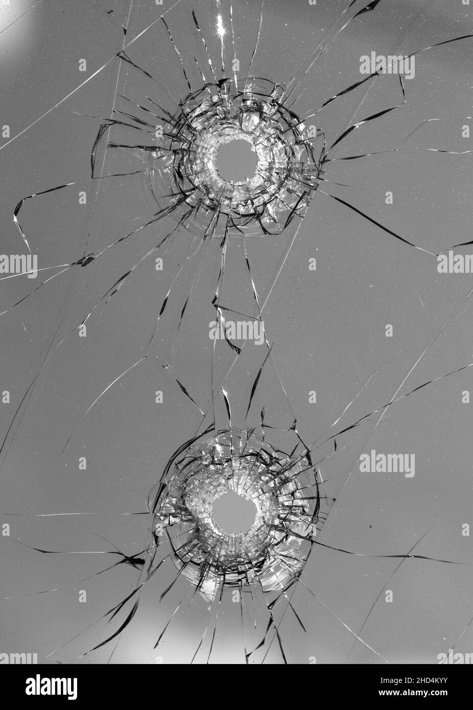 Collage de fissures dans le verre, un trou de balles dans le verre sur un fond blanc. Texture de verre de fenêtre. Banque D'Images