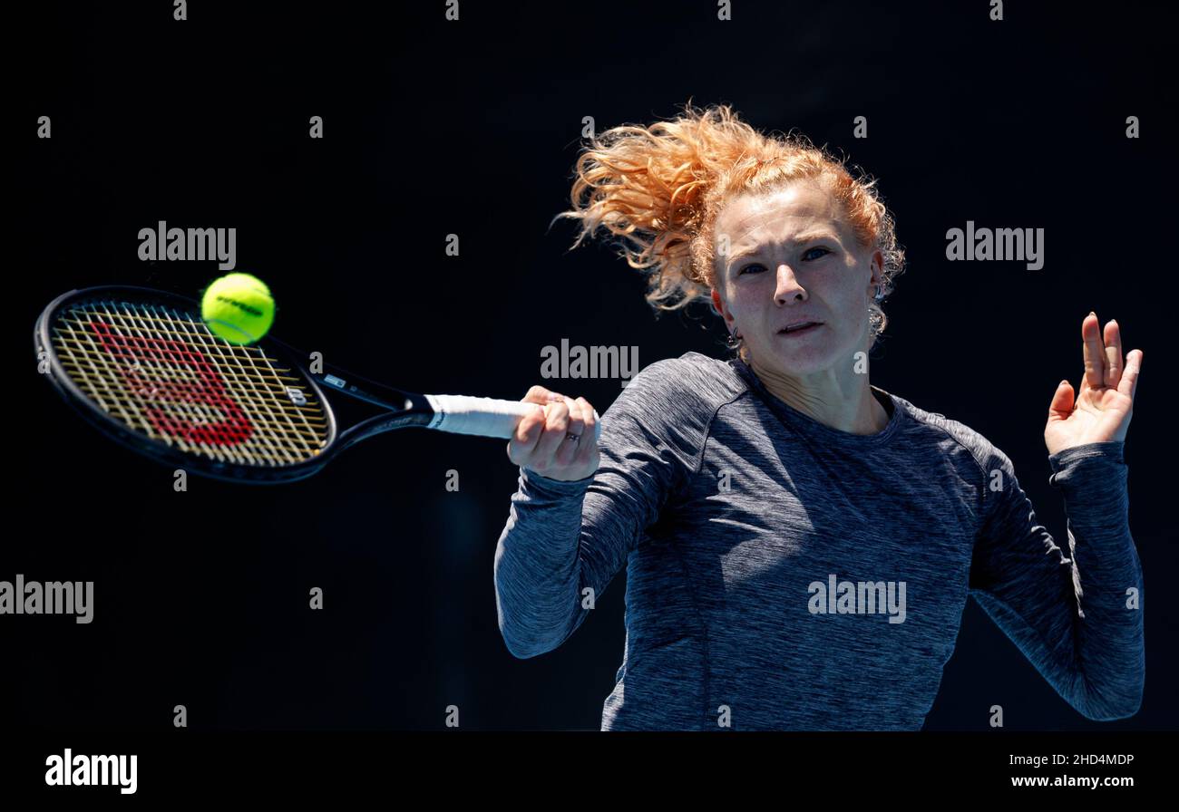 KATERINA SINIAKOVA (CZE) s'exerçant à l'atelier d'été 2022 de Melbourne le lundi 2022 janvier, Melbourne Park Banque D'Images