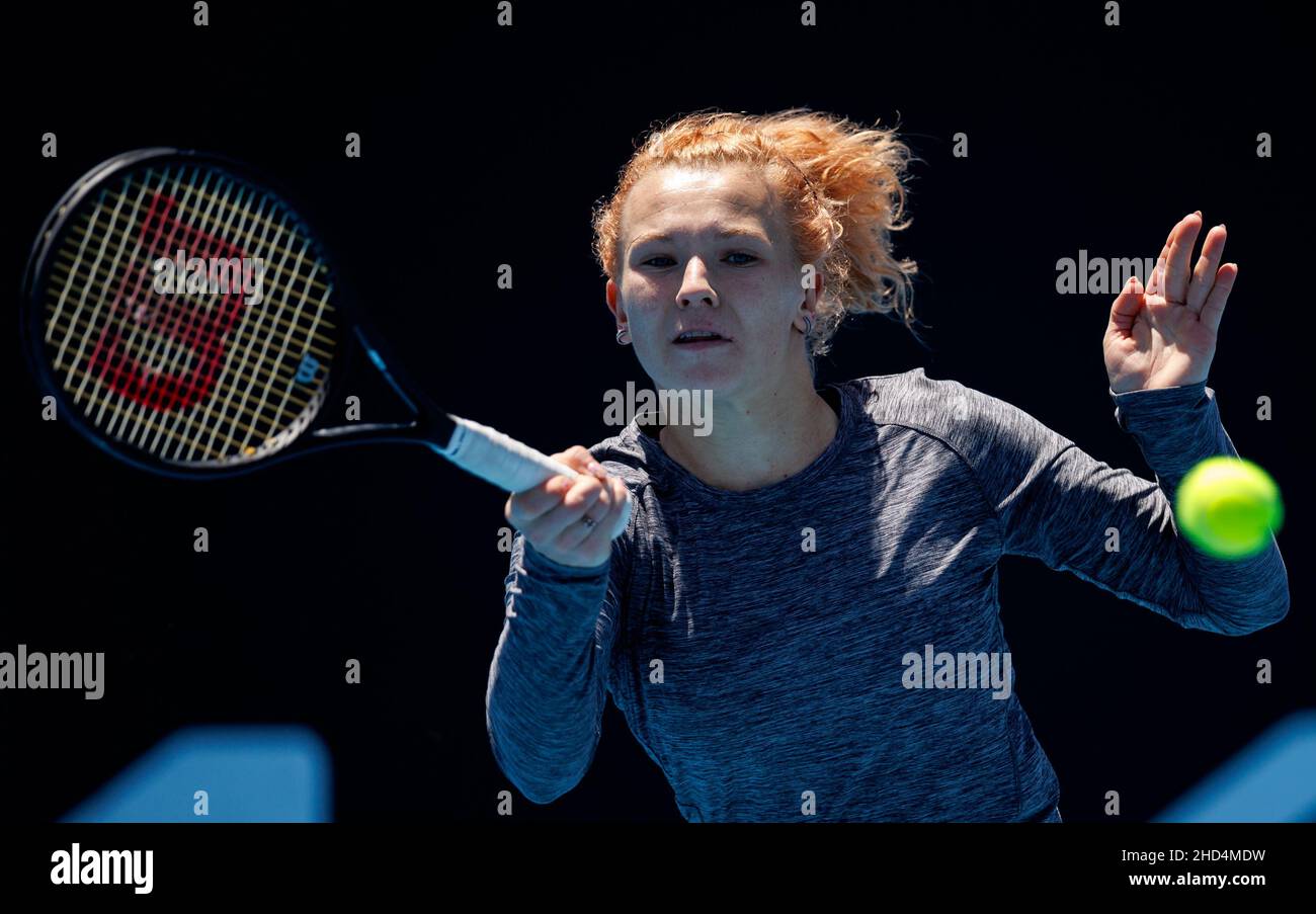 KATERINA SINIAKOVA (CZE) s'exerçant à l'atelier d'été 2022 de Melbourne le lundi 2022 janvier, Melbourne Park Banque D'Images