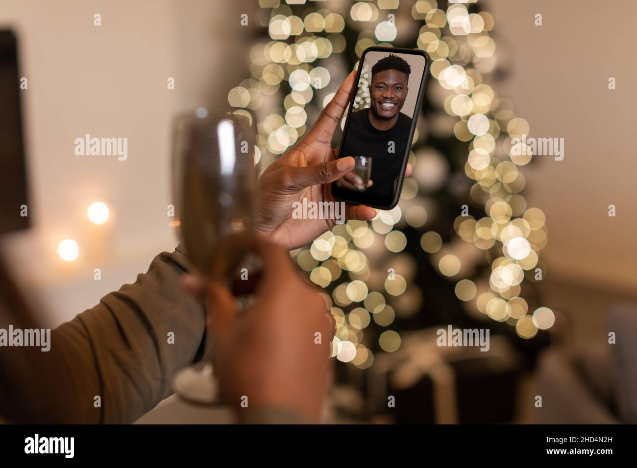 Appels vidéo de femme par téléphone Boyfriend fêtant Noël en intérieur, court Banque D'Images