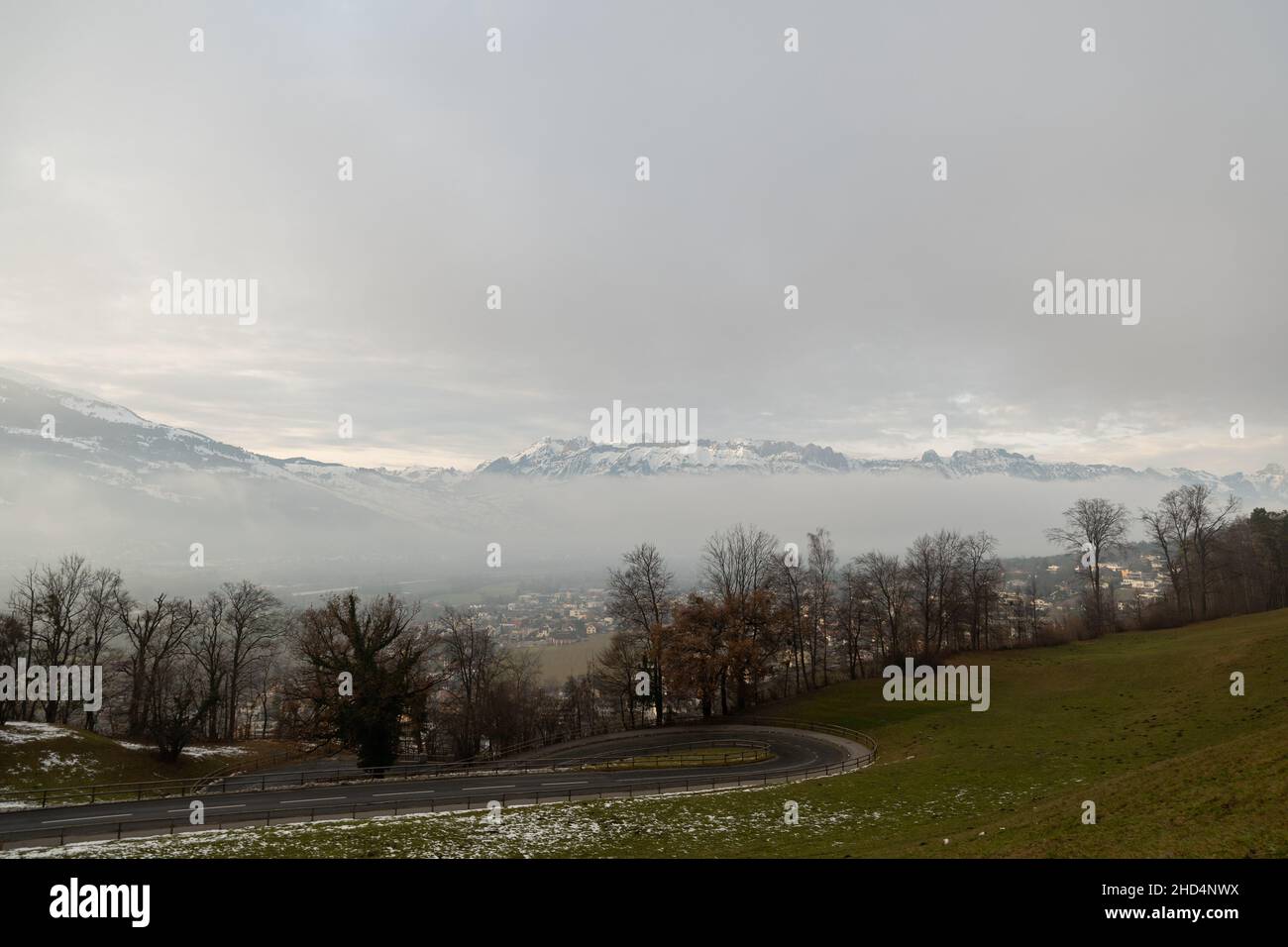 Vaduz, Liechtenstein, 14 décembre 2021 vue sur la vallée du rhin par un jour brumeux et les alpes cachées Banque D'Images