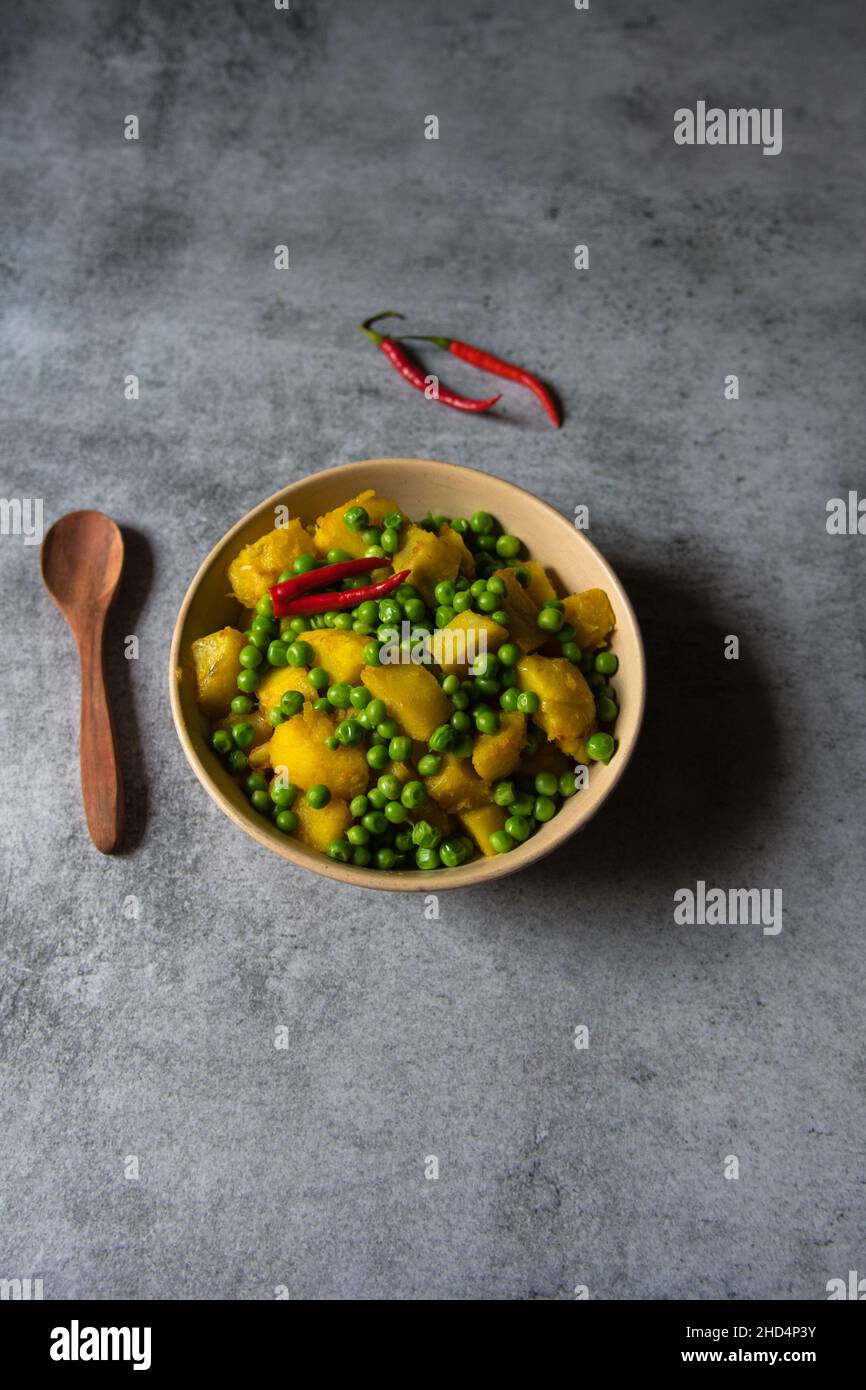 Menu de cuisine indienne alu matar ou pommes de terre frites dans un bol.Gros plan. Banque D'Images