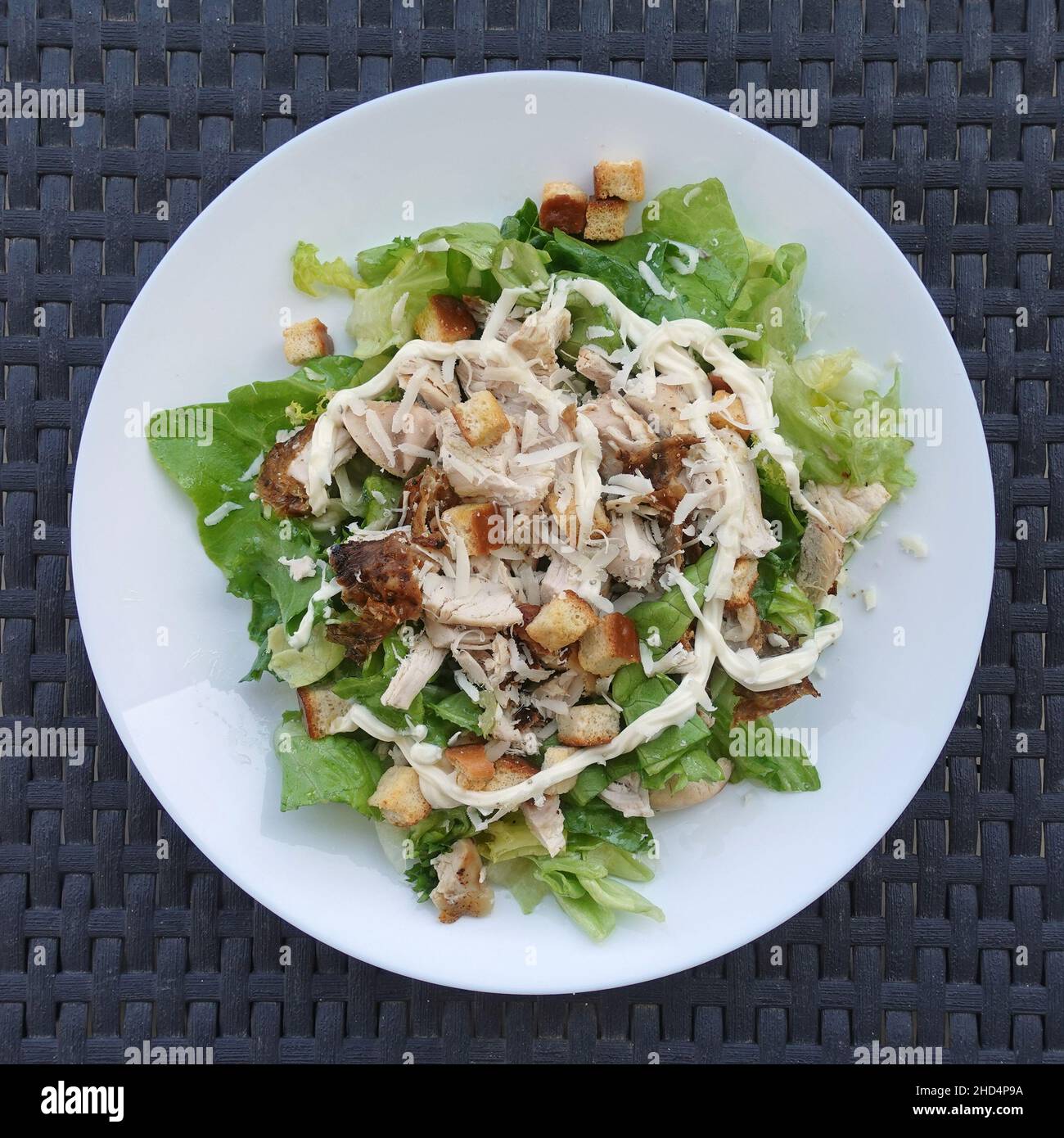 Salade César avec laitue grillée mayonnaise croûtons et fromage râpé. Banque D'Images