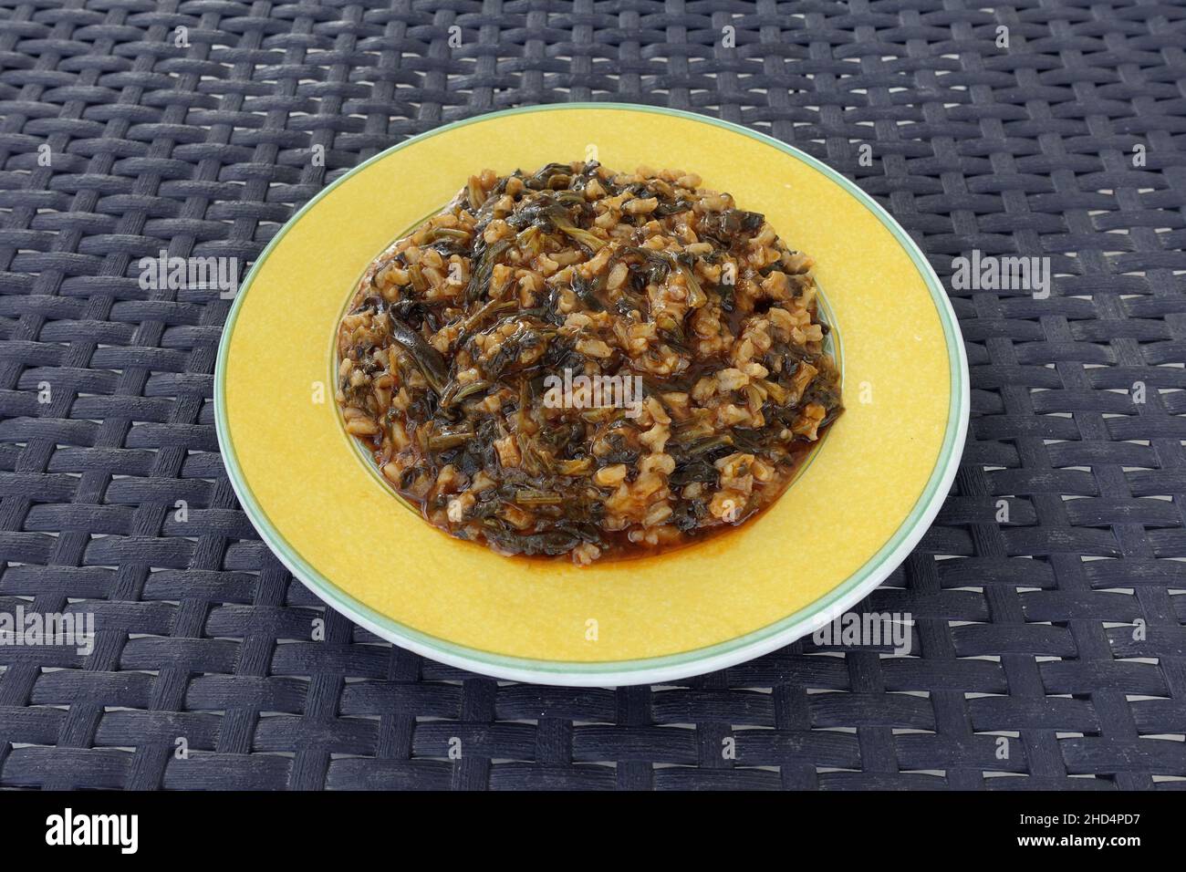 Épinards avec riz dans la sauce tomate.Cuisine grecque espagnole. Banque D'Images