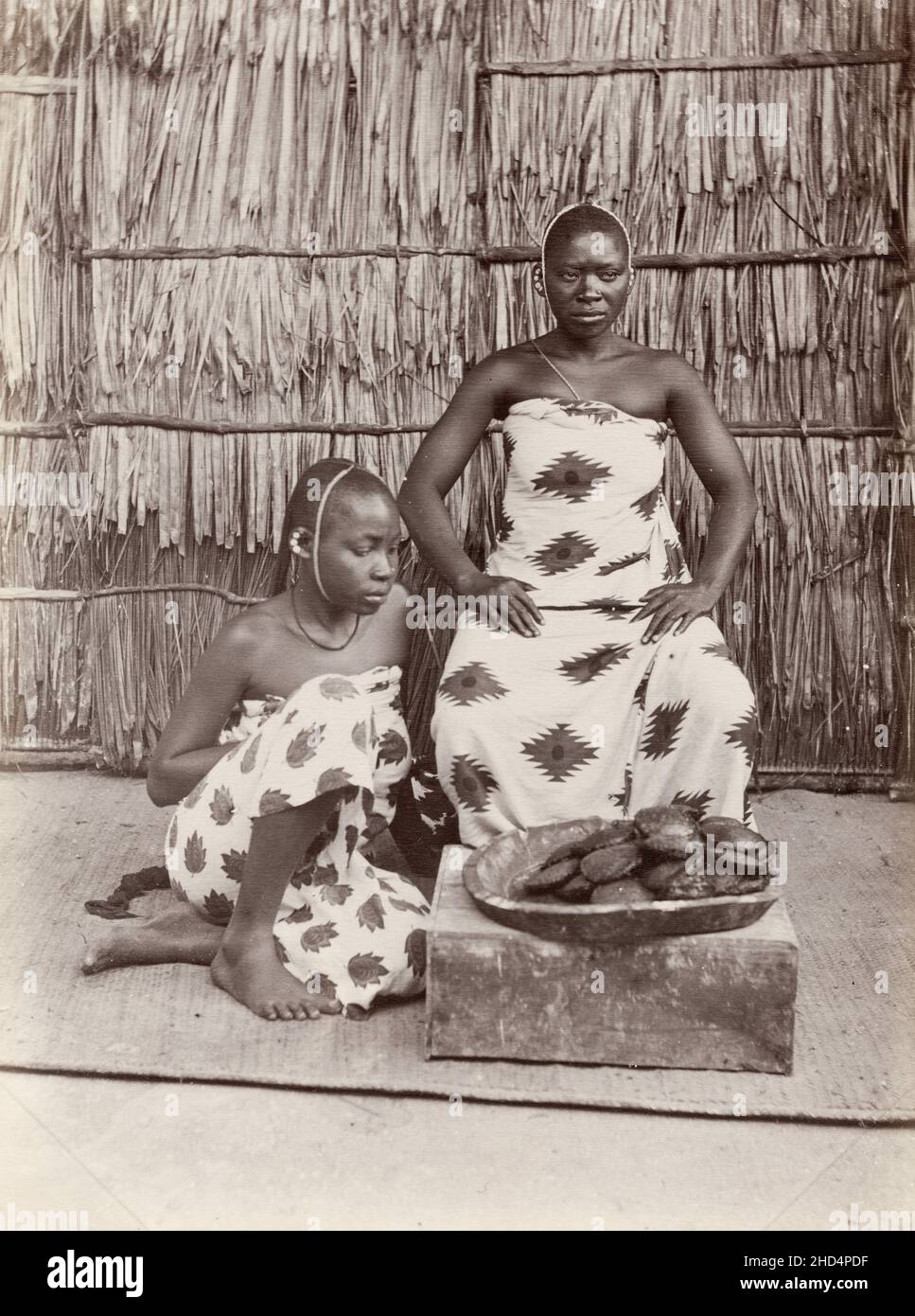 Photographie vintage de la fin du 19th siècle : deux femmes, vendeurs de gâteaux, Zanzibar, Afrique de l'est Banque D'Images