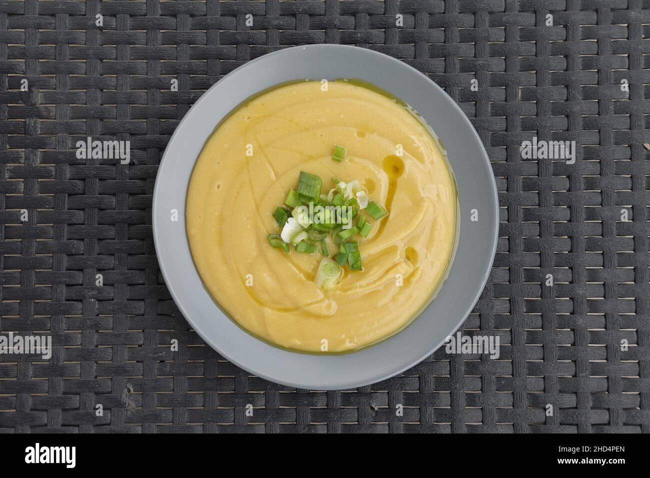 Trempez les petits pois jaunes avec de l'huile d'olive et des oignons verts.Fava cuisine grecque. Banque D'Images