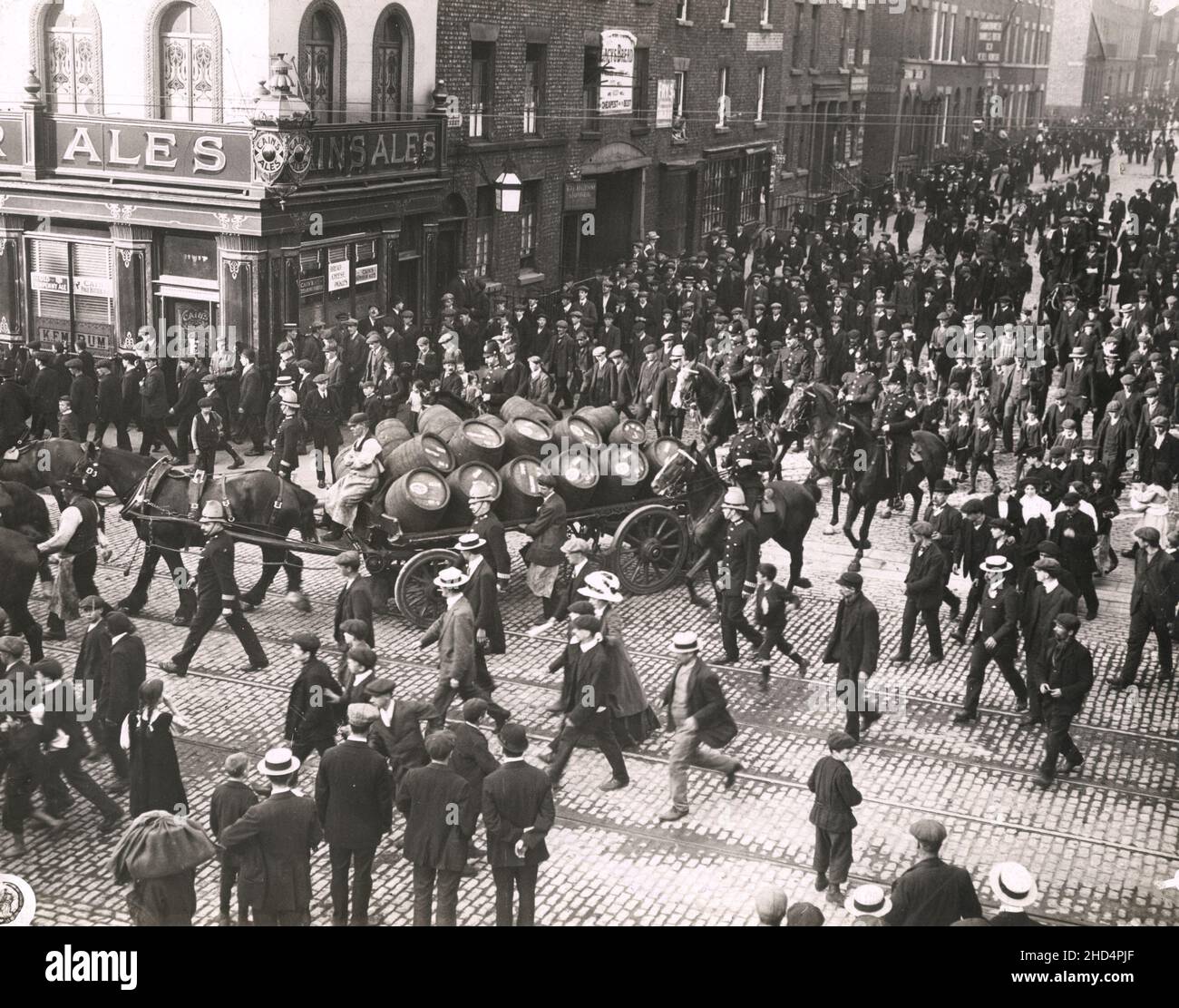 Photographie de presse vintage du début du 20th siècle : grève de travail des années 1920 au Royaume-Uni, la brasserie escorte de la police dératait les manifestants passés. Banque D'Images