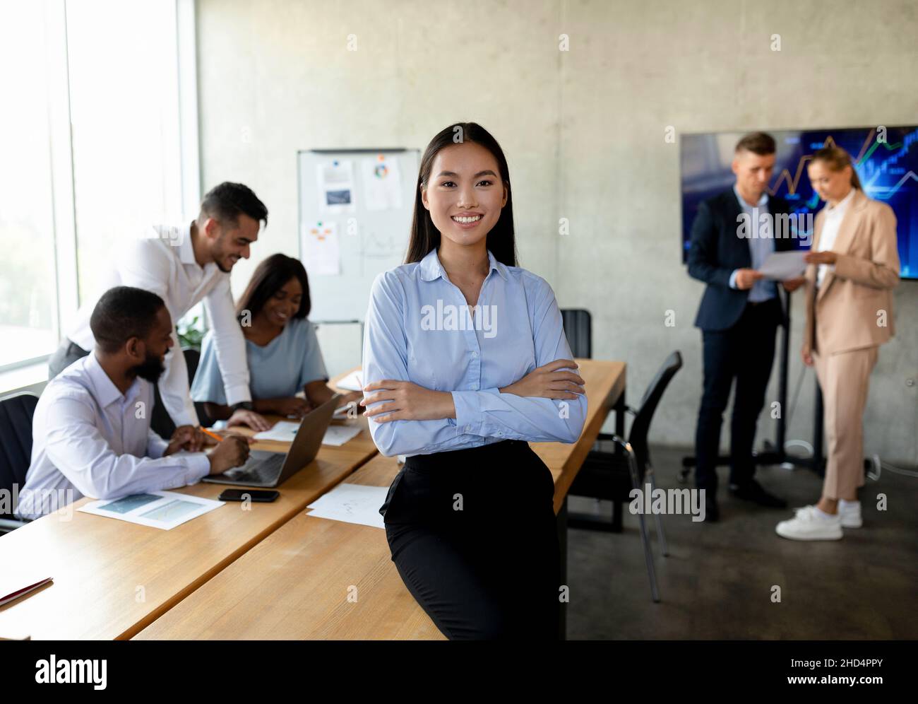 Belle femme d'affaires asiatique debout au bureau, posant pendant une réunion d'entreprise dans une salle de réunion Banque D'Images