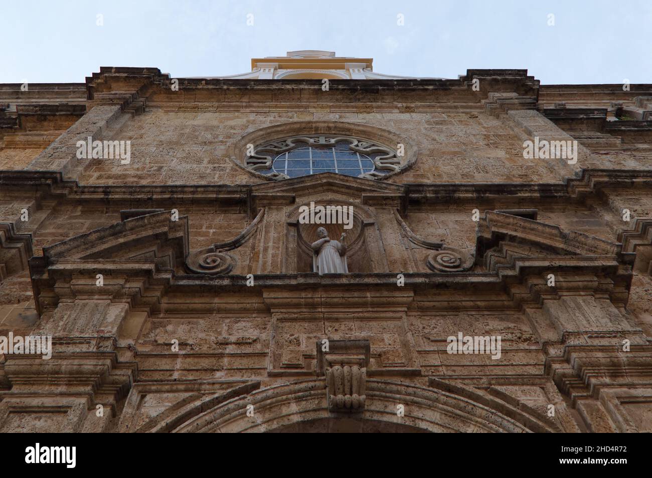 Photo à angle bas de la cathédrale Parroquia San Pedro Claver à Cartagena, Colombie Banque D'Images