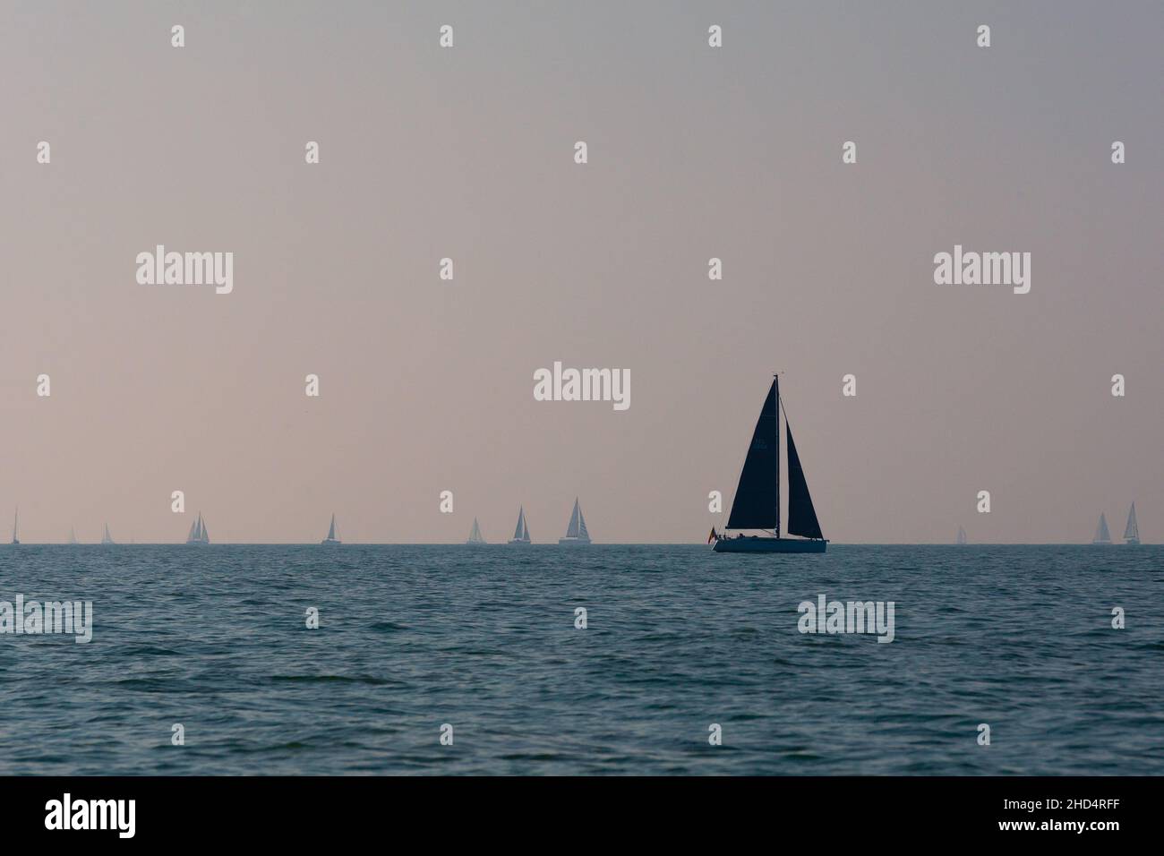 Vue panoramique d'un voilier nageant dans la mer sur le fond des navires et du ciel bleu Banque D'Images
