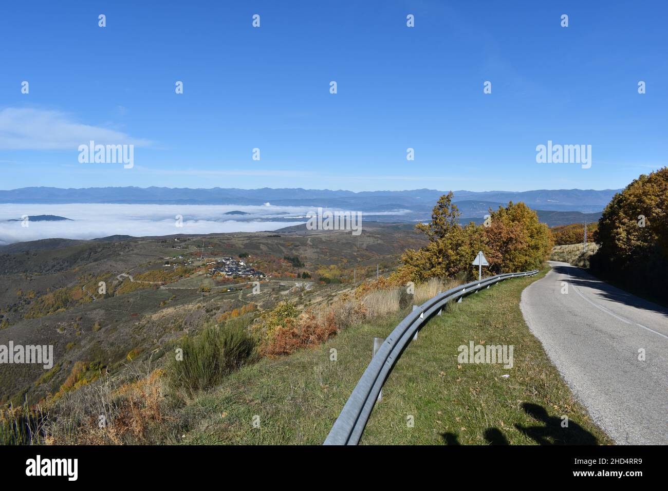 Paysage de Ponferrada (El Bierzo) depuis la route de Bouzas lors d'une journée ensoleillée et brumeuse en Espagne Banque D'Images