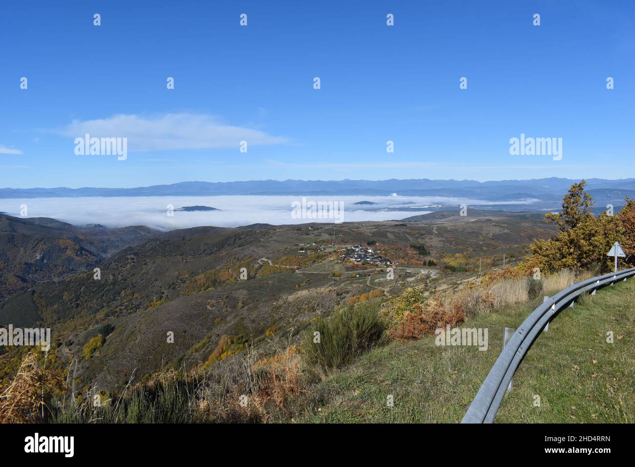 Paysage de Ponferrada (El Bierzo) depuis la route de Bouzas lors d'une journée ensoleillée et brumeuse en Espagne Banque D'Images