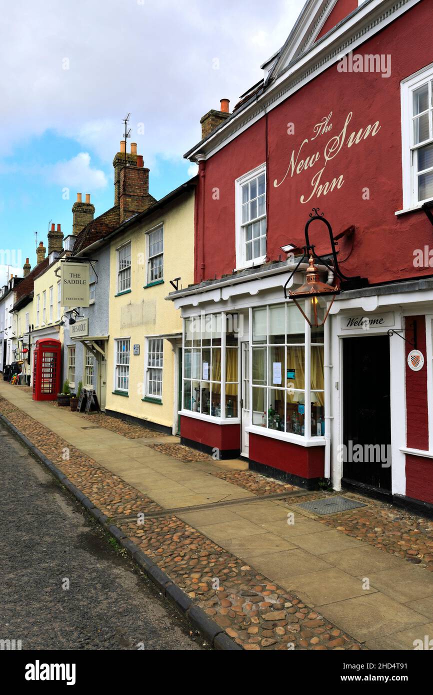 Boutiques colorées sur High Street, village de Kimbolton, Cambridgeshire; Angleterre, Royaume-Uni Banque D'Images