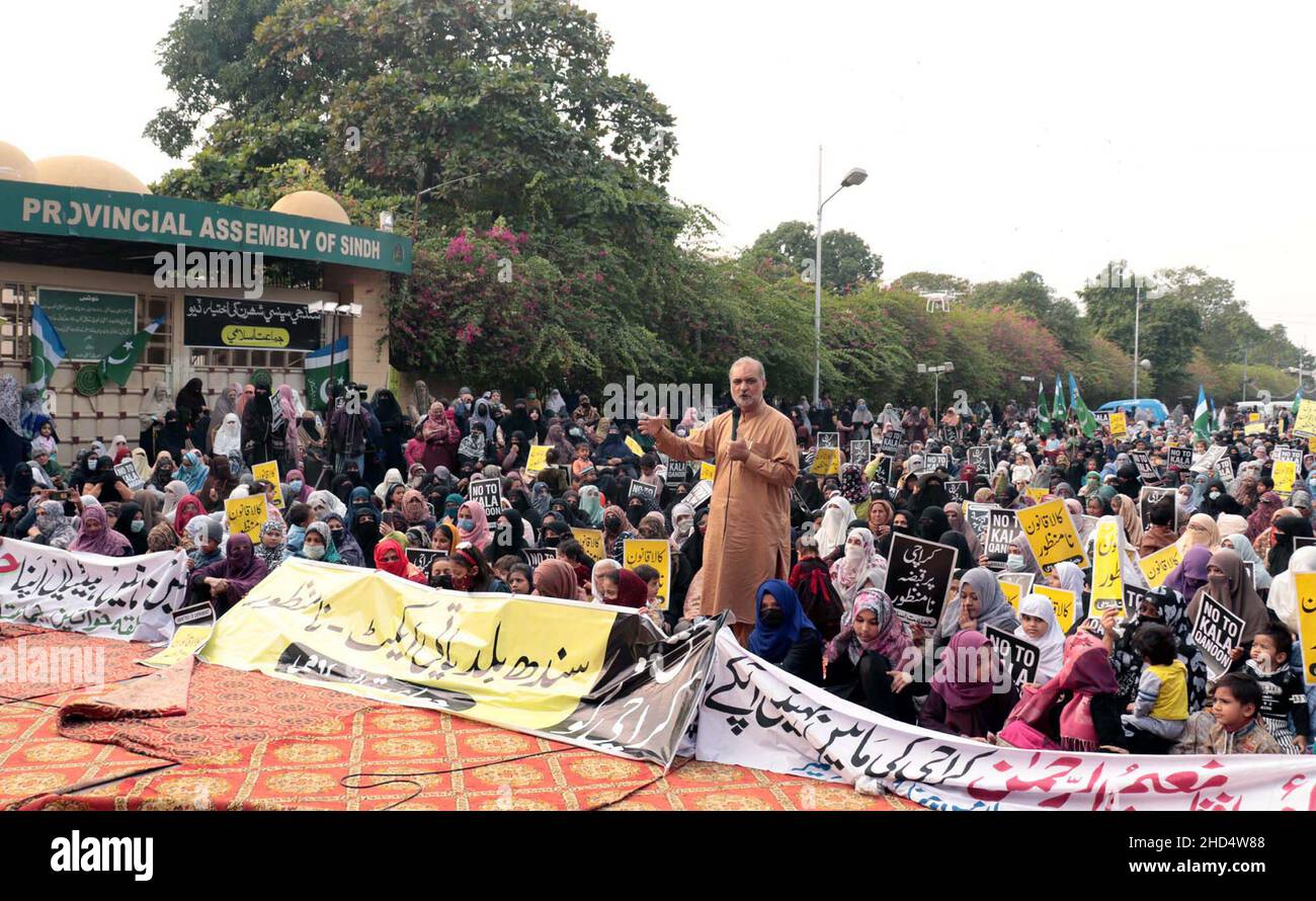 Les dirigeants et les membres de Jamat-e-Islami (JI) tiennent une manifestation contre le projet de loi d'amendement du gouvernement local du Sindh et le gouvernement provincial, qui s'est tenu à l'extérieur du bâtiment de l'Assemblée du Sindh à Karachi le lundi 03 janvier 2022. Banque D'Images