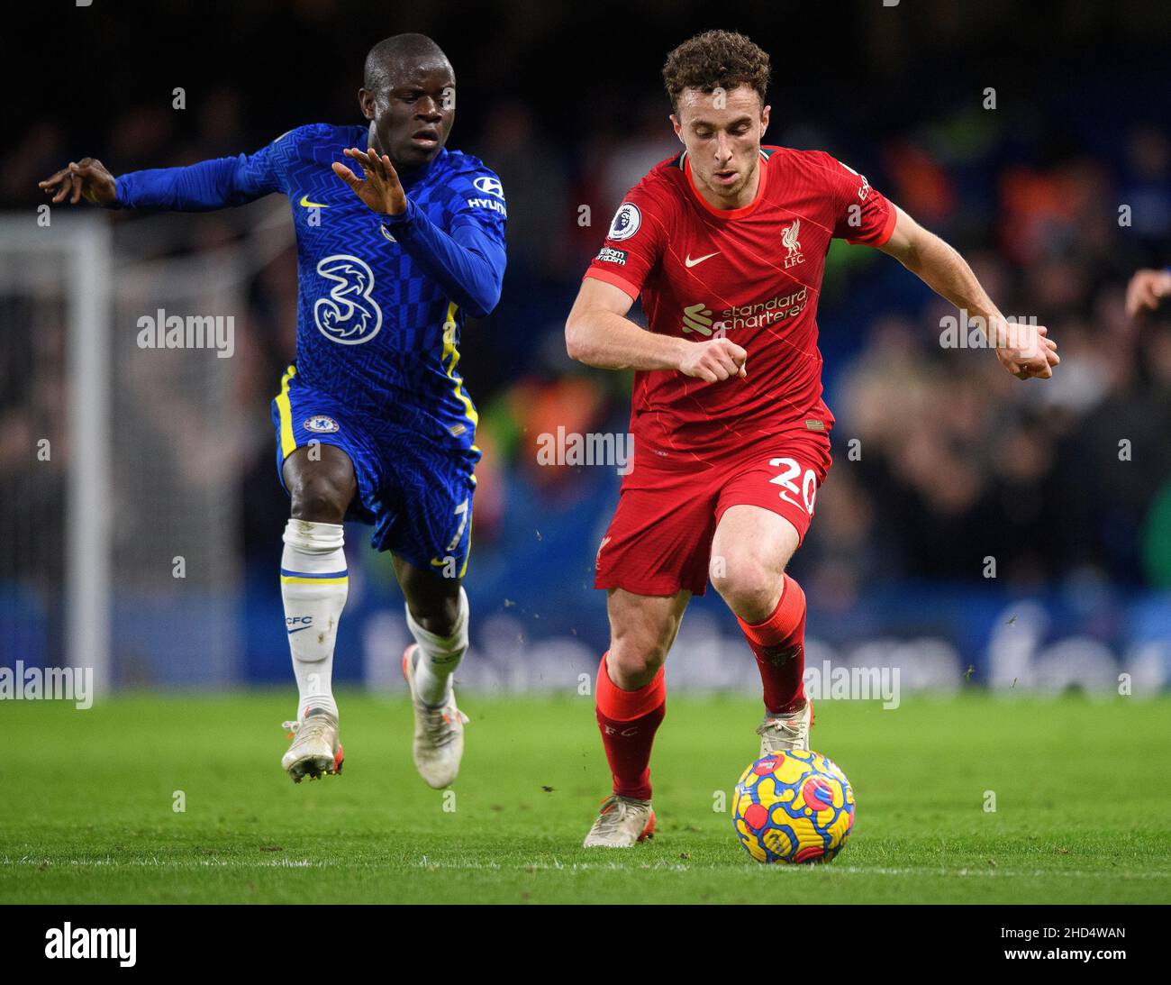 02 janvier - Chelsea / Liverpool - Premier League - Stamford Bridge Diogo Jota prend n'Golo Kante lors du match de Premier League au Stamford Bridge crédit photo : © Mark pain / Alay Live News Banque D'Images