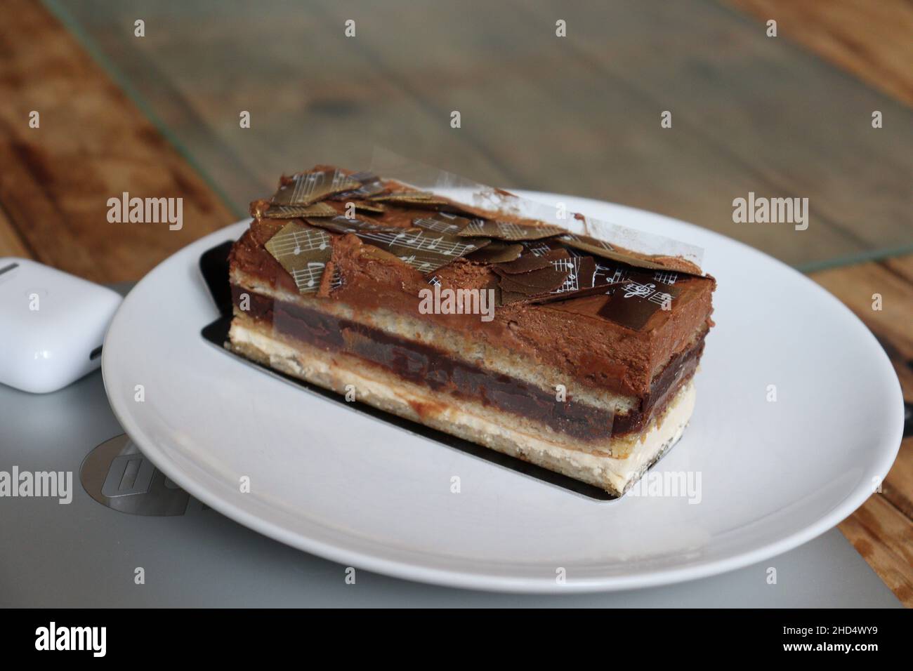 Un dessert de style gâteau d'opéra au chocolat Banque D'Images