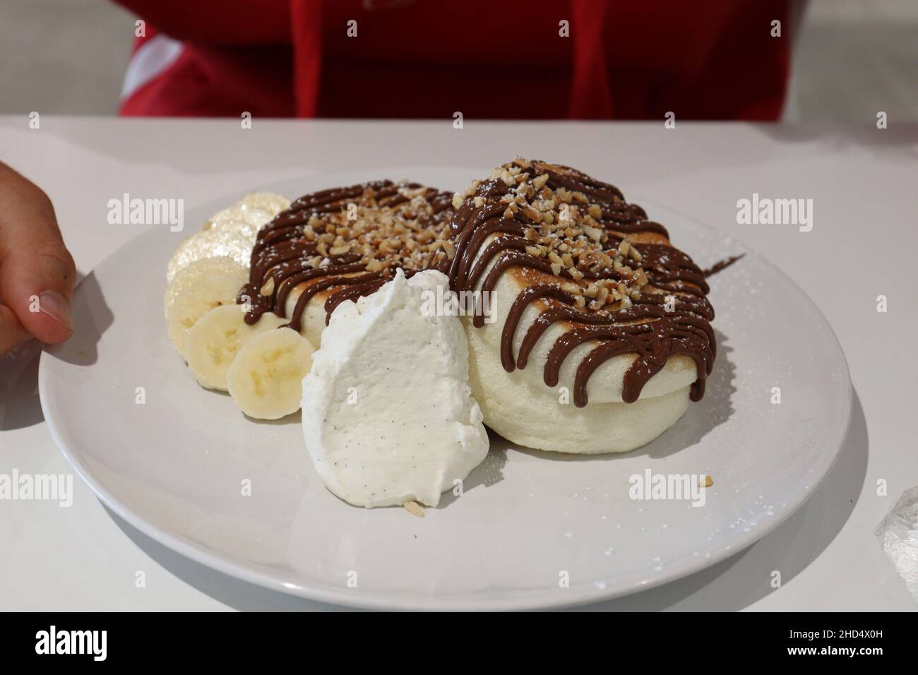 Crêpes japonaises moelleuses au Fuwa Fuwa à Londres, servies avec Nutella et banane. Banque D'Images