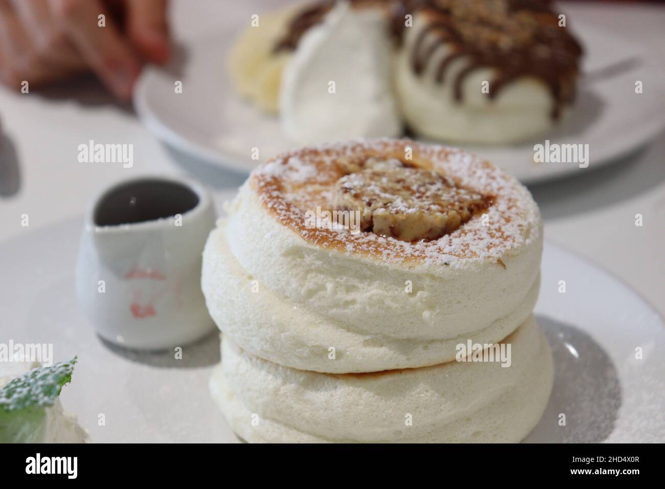 Crêpes japonaises moelleuses au Fuwa Fuwa à Londres, servies avec du sirop et du beurre en nid d'abeille. Banque D'Images
