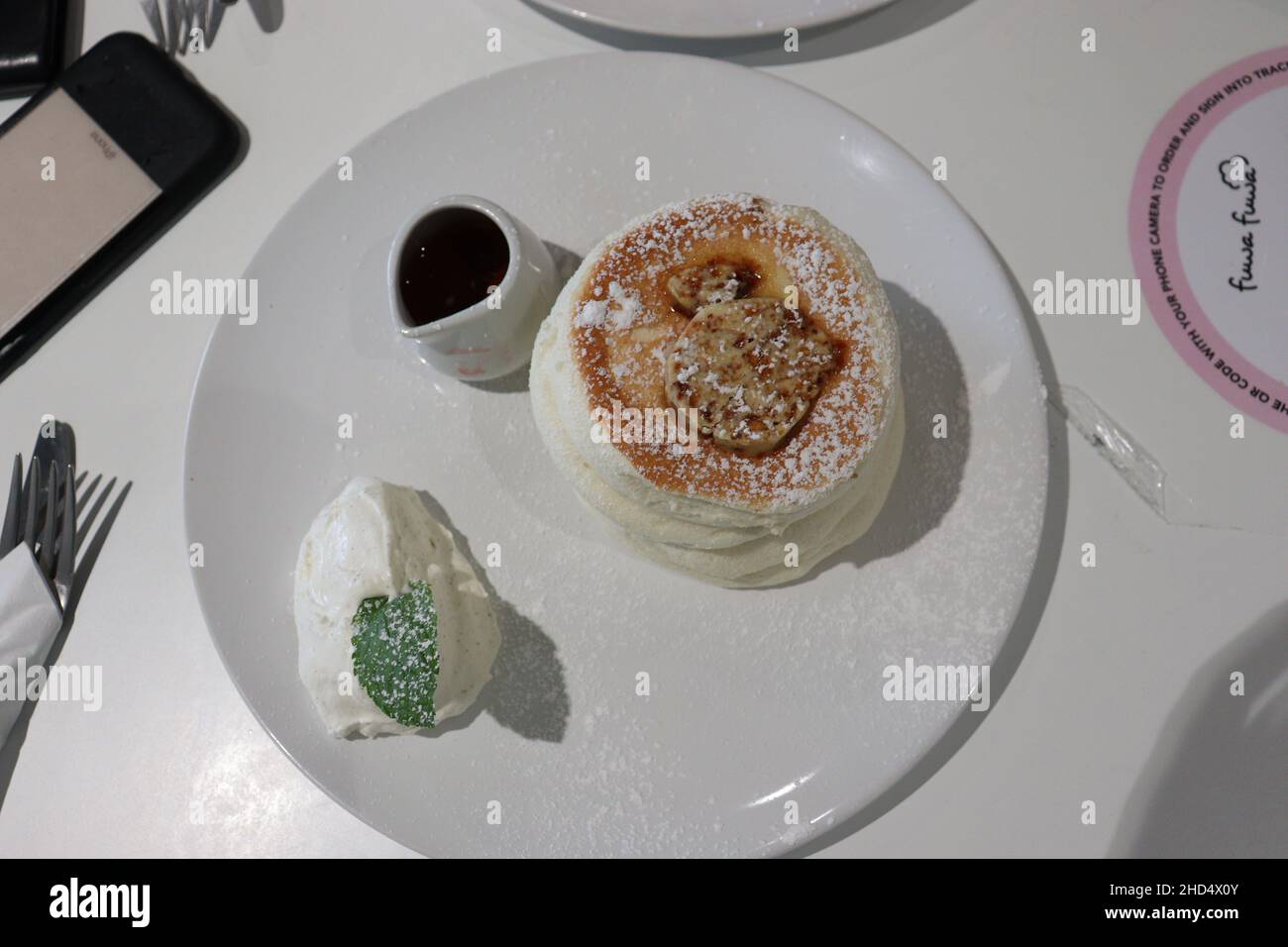 Crêpes japonaises moelleuses au Fuwa Fuwa à Londres, servies avec du sirop et du beurre en nid d'abeille. Banque D'Images