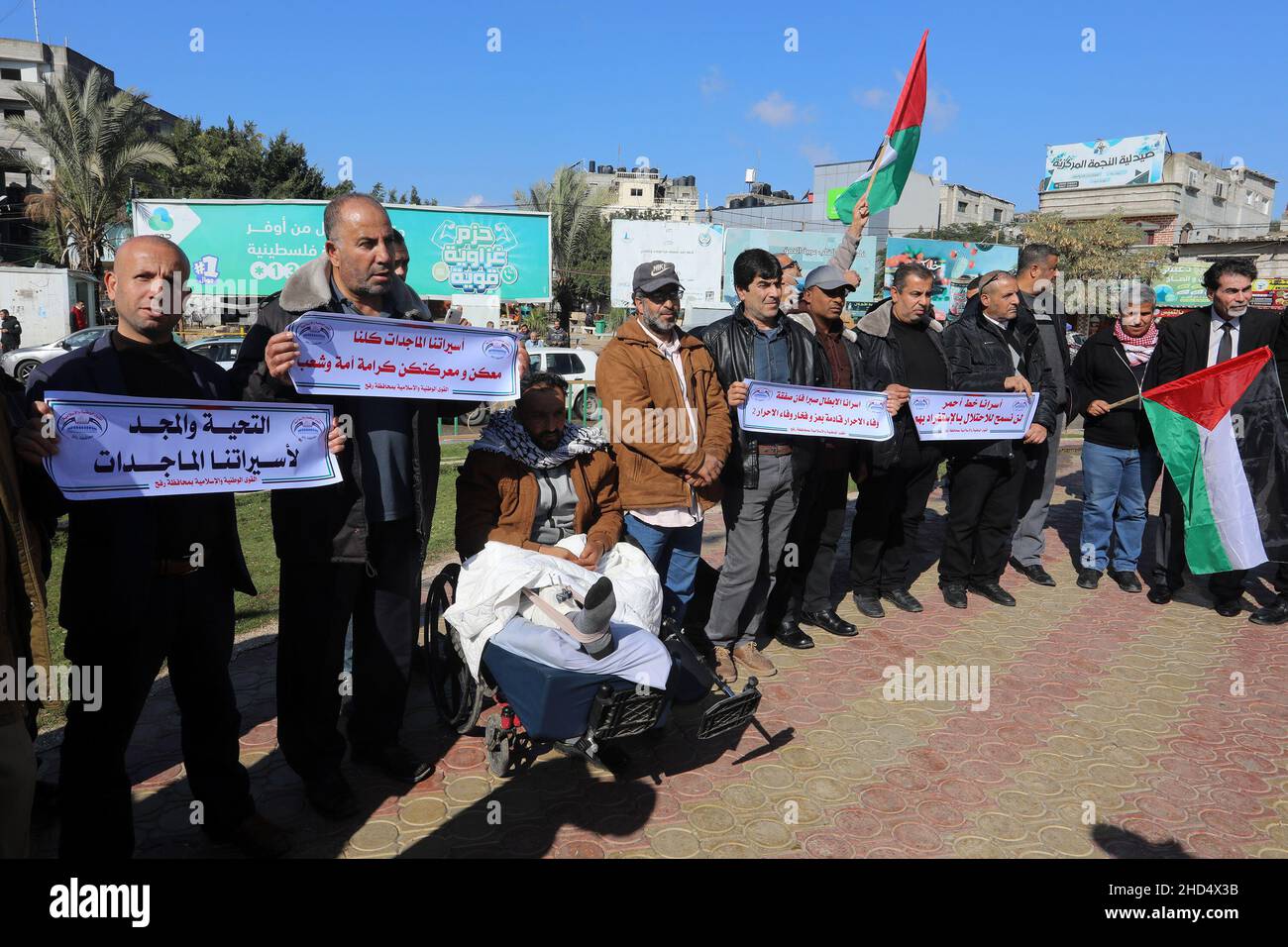 Les Palestiniens protestent pour manifester leur solidarité avec le prisonnier palestinien Hisham Abu Hawash, actuellement en grève de la faim, dans la bande de Gaza, le 3 janvier 2022. Banque D'Images