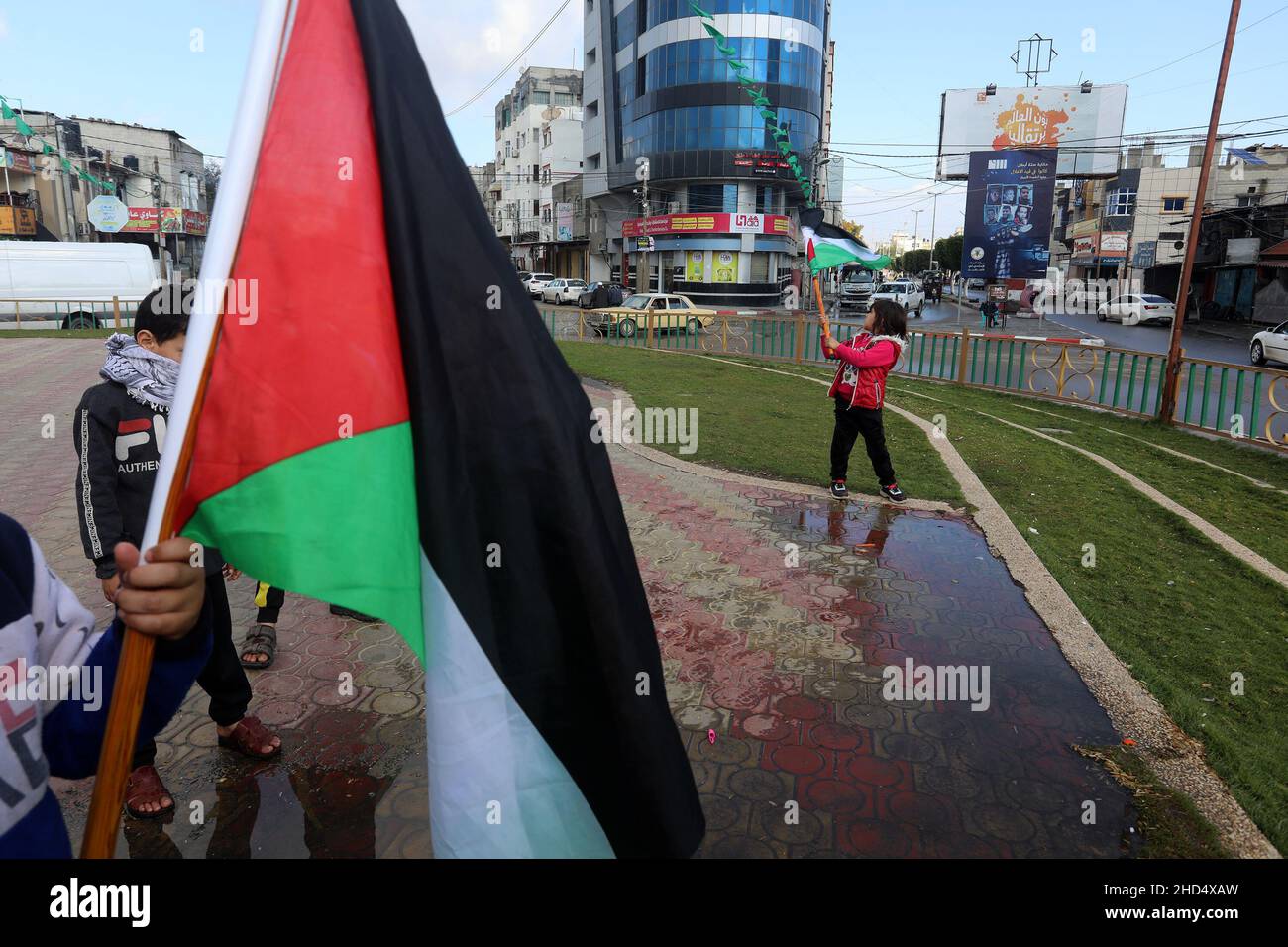 Les Palestiniens protestent pour manifester leur solidarité avec le prisonnier palestinien Hisham Abu Hawash, actuellement en grève de la faim, dans la bande de Gaza, le 3 janvier 2022. Banque D'Images