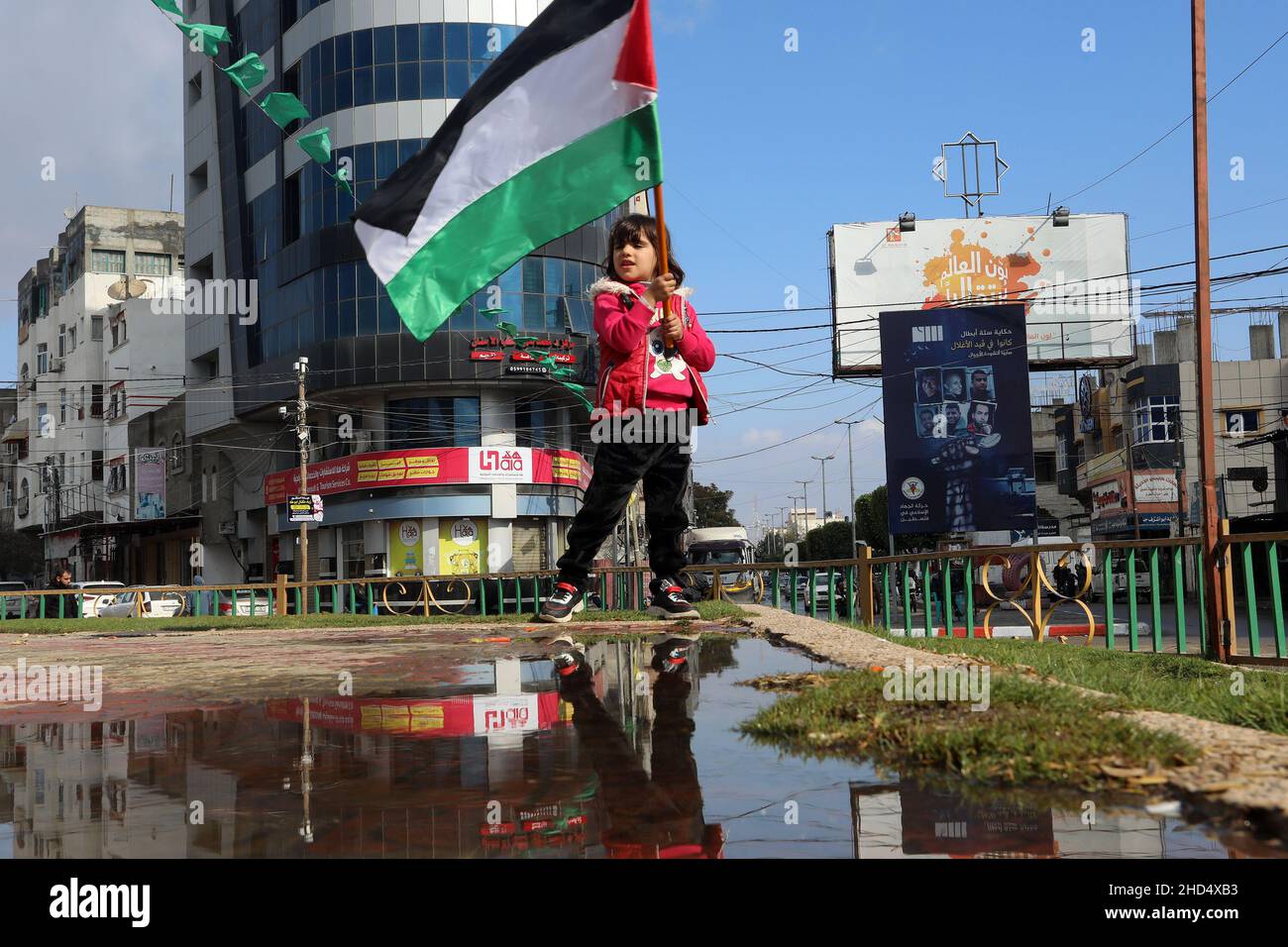 Les Palestiniens protestent pour manifester leur solidarité avec le prisonnier palestinien Hisham Abu Hawash, actuellement en grève de la faim, dans la bande de Gaza, le 3 janvier 2022. Banque D'Images