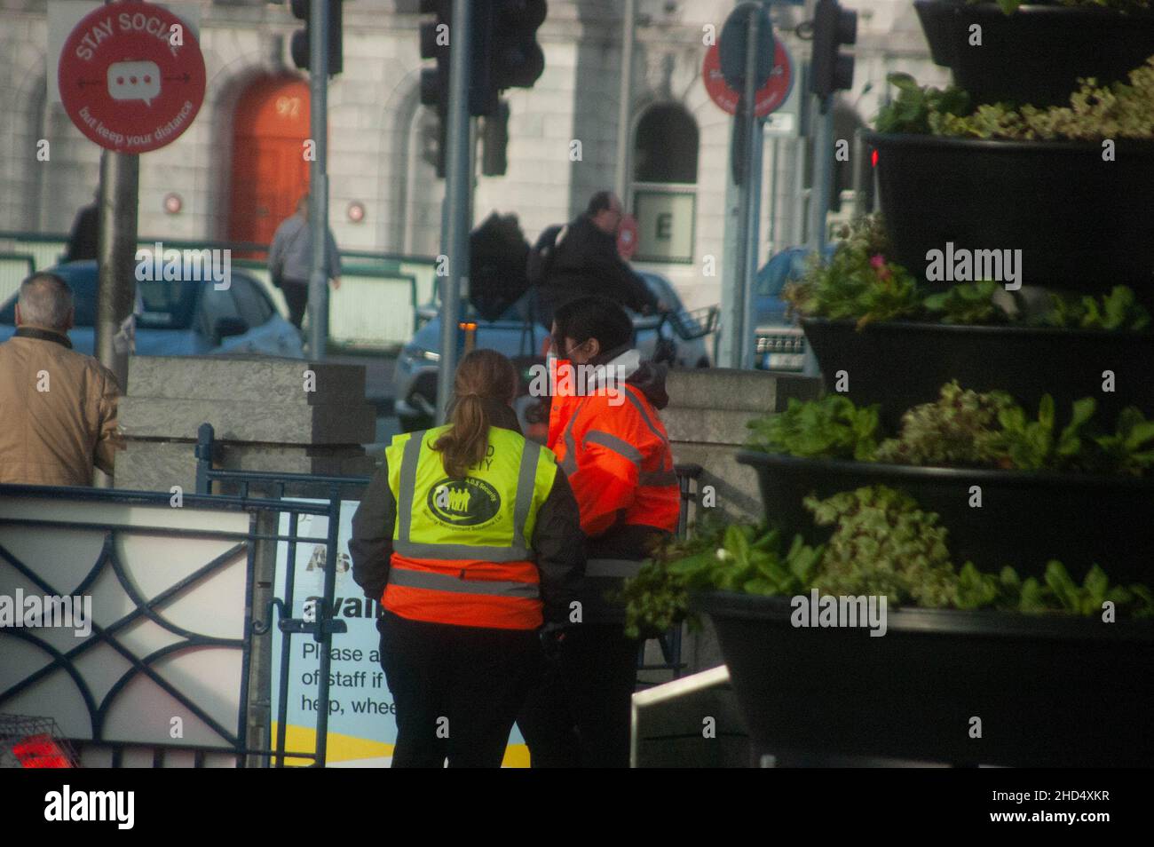 Cork City, Irlande, lundi 3 janvier 2022 ; les vaccinations à l'entrée se sont poursuivies aujourd'hui à l'hôtel de ville de Cork avec de nombreuses personnes qui reçoivent leurs injections de rappel.Les acheteurs ont également pris l'oppertunity pour obtenir les premiers bargins dans les magasins comme les ventes de janvier ont commencé à ernest.Les agents de sécurité en service au Centre des vaccins de l'hôtel de ville pour s'assurer de la distanciation sociale et de l'assiduité des personnes à se faire vacciner Credit ED/Alay Live News Banque D'Images