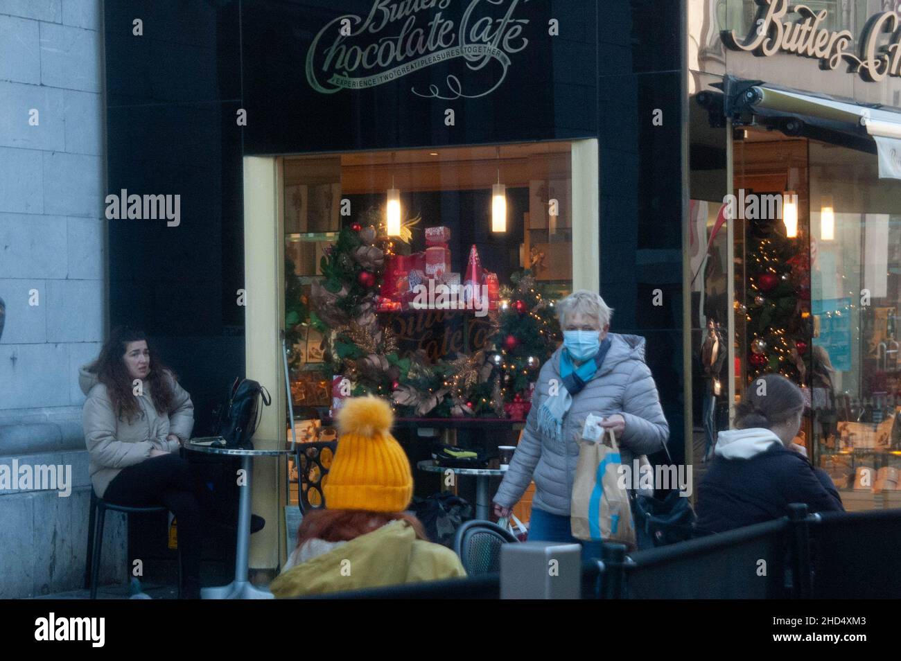 Cork City, Irlande, lundi 3 janvier 2022 ; les vaccinations à l'entrée se sont poursuivies aujourd'hui à l'hôtel de ville de Cork avec de nombreuses personnes qui reçoivent leurs injections de rappel.Les acheteurs ont également pris l'oppertunity pour obtenir les premiers bargins dans les magasins comme les ventes de janvier ont commencé à ernest.Credit ED/Alamy Live News Banque D'Images