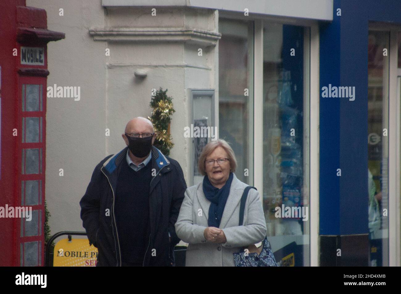 Cork City, Irlande, lundi 3 janvier 2022 ; les vaccinations à l'entrée se sont poursuivies aujourd'hui à l'hôtel de ville de Cork avec de nombreuses personnes qui reçoivent leurs injections de rappel.Les acheteurs ont également pris l'oppertunity pour obtenir les premiers bargins dans les magasins comme les ventes de janvier ont commencé à ernest.Une promenade en couple autour de Cork City sur la chasse aux bargins pendant les ventes.Credit ED/Alamy Live News Banque D'Images