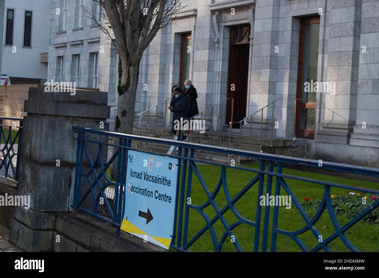 Cork City, Irlande, lundi 3 janvier 2022 ; les vaccinations à l'entrée se sont poursuivies aujourd'hui à l'hôtel de ville de Cork avec de nombreuses personnes qui reçoivent leurs injections de rappel.Les acheteurs ont également pris l'oppertunity pour obtenir les premiers bargins dans les magasins comme les ventes de janvier ont commencé à ernest.Les gens quittent le centre de vaccination après avoir réadministré leurs injections.Credit ED/Alamy Live News Banque D'Images
