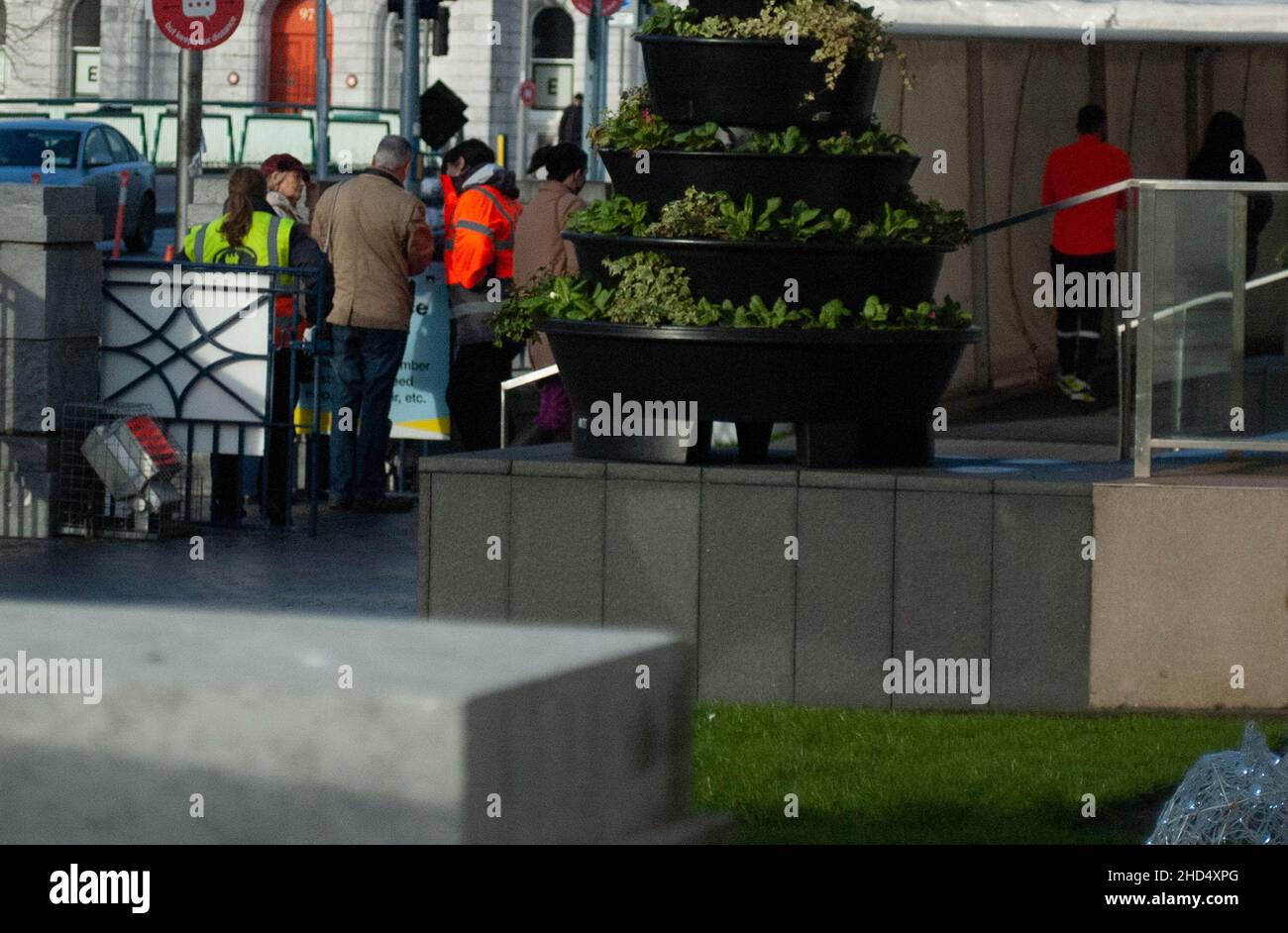 Cork City, Irlande, lundi 3 janvier 2022 ; les vaccinations à l'entrée se sont poursuivies aujourd'hui à l'hôtel de ville de Cork avec de nombreuses personnes qui reçoivent leurs injections de rappel.Les acheteurs ont également pris l'oppertunity pour obtenir les premiers bargins dans les magasins comme les ventes de janvier ont commencé à ernest.Les agents de sécurité d'AOS Security Services sont là pour aider les gens à obtenir l'enregistrement au centre de vaccination Credit ED/Alamy Live News Banque D'Images