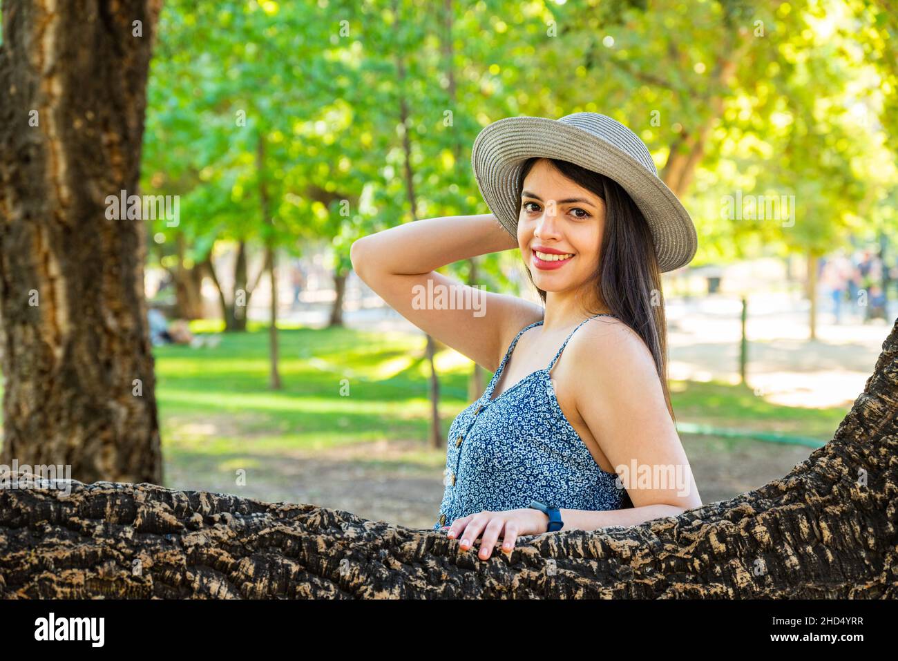 Portrait de jeune femme avec de longs cheveux noirs pendant la saison estivale du printemps au parc pendant la journée ensoleillée Banque D'Images