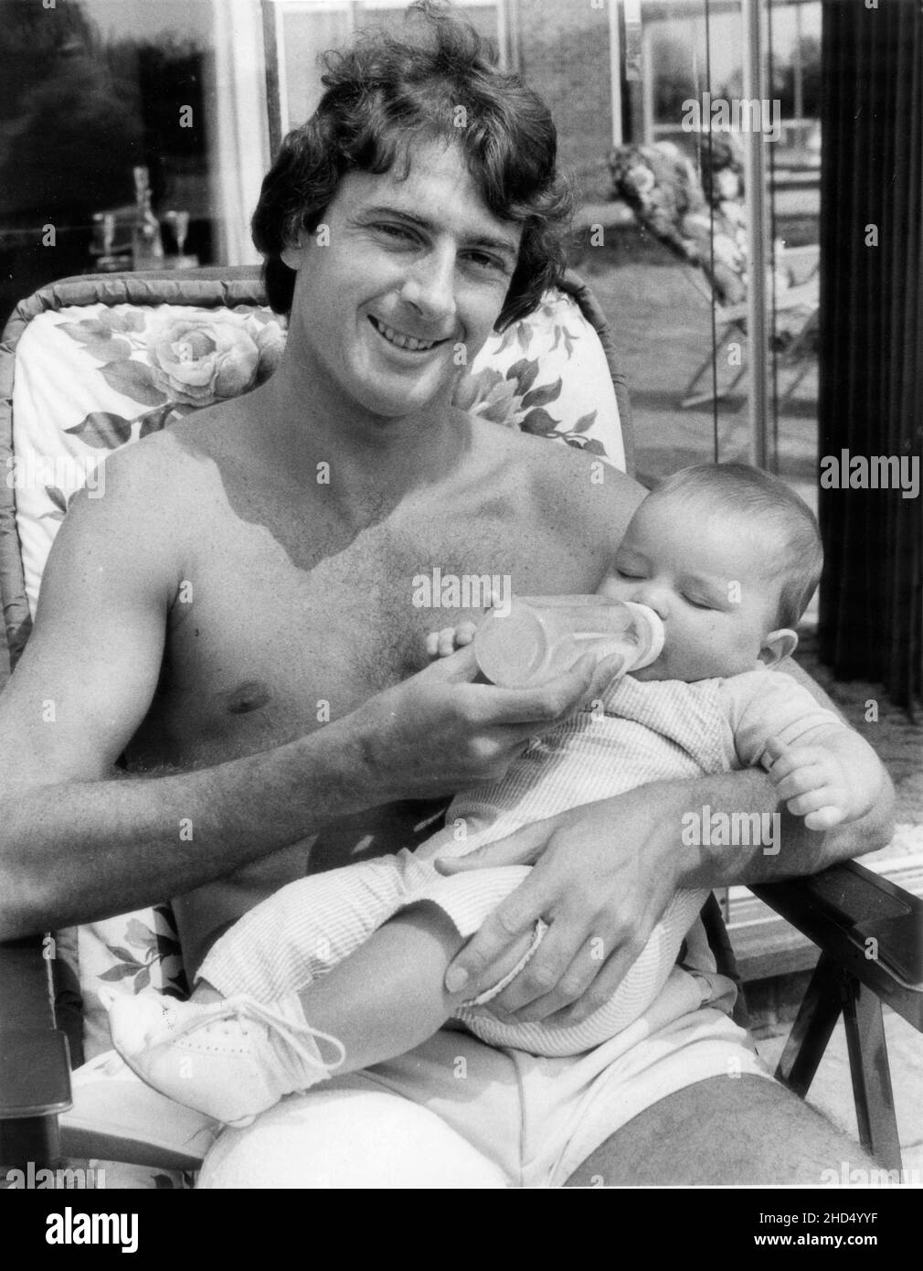 La forêt de Nottingham et le footballeur d'Angleterre Trevor Francis nourrissent son bébé Matthew pendant que ses coéquipiers jouent à la finale de la coupe d'Europe 1980 Banque D'Images