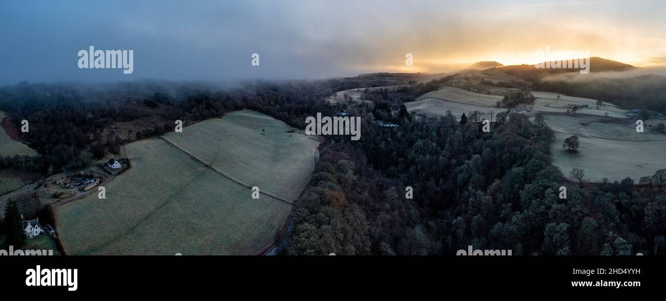 Aujourd'hui, c'est le jour le plus court de l'année, la nuit la plus longue... on a l'impression que la vie est sur le point d'être à nouveau limitée car les jours commencent à s'allonger lentement fr Banque D'Images