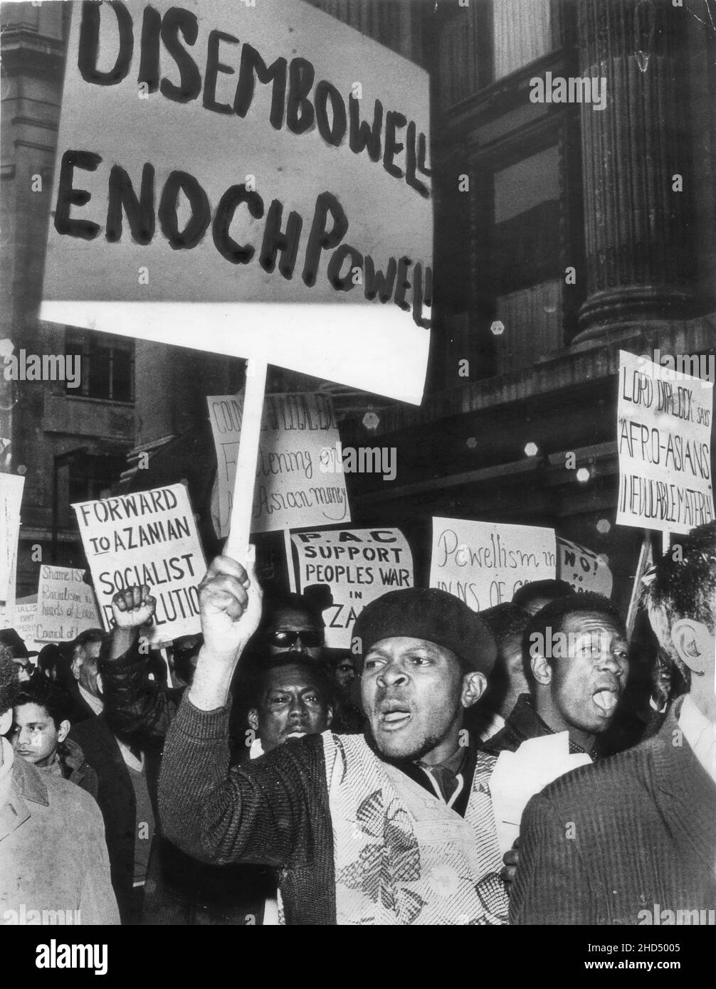 Des immigrants manifestent lors de la manifestation antiraciste contre Enoch Powell à Birmingham en 1969 Banque D'Images