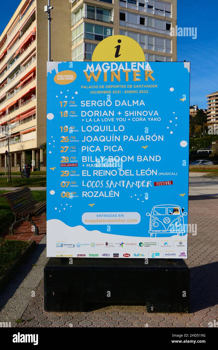 Tableau d'affichage indépendant annonçant une série de concerts de musique populaire d'hiver en plein air dans le parc Magdalena Santander Cantabria Espagne 2021-2022 Banque D'Images