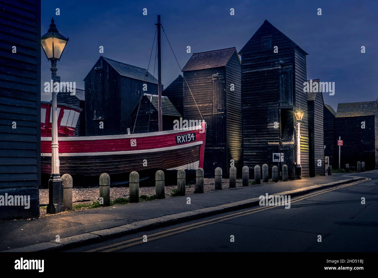 Un vieux bateau de pêche et les magasins de filet dans la vieille ville de Hastings. Banque D'Images