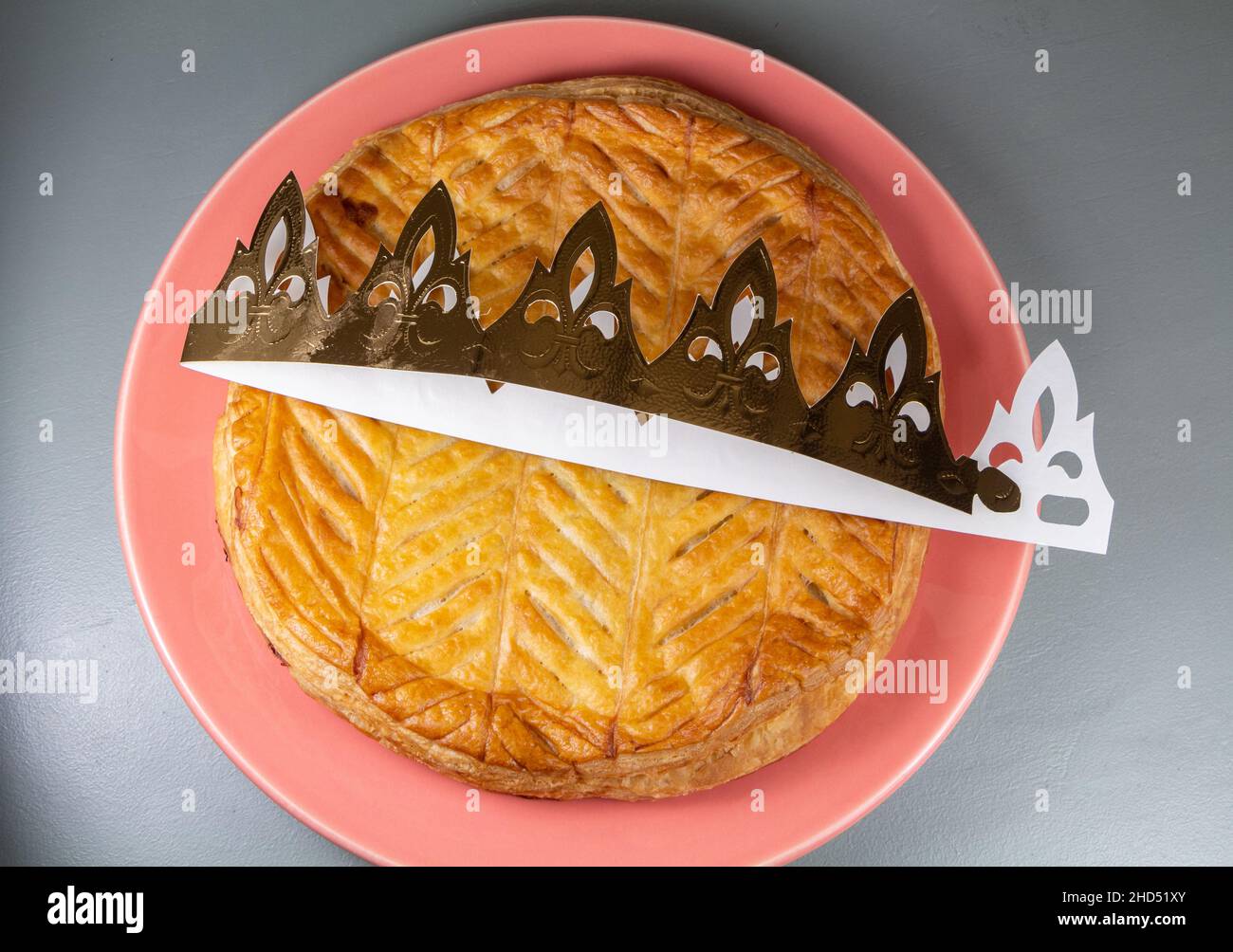 Gâteau français de roi et couronne pour épiphanie Banque D'Images