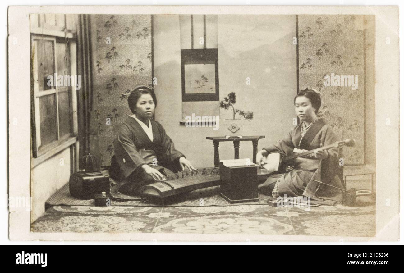 Photographie vintage du 19th siècle - 1860's Japan carte de visite attrib.Shimooka Renjo: Femmes qui payent des instruments de musique, koto et shamisen Banque D'Images