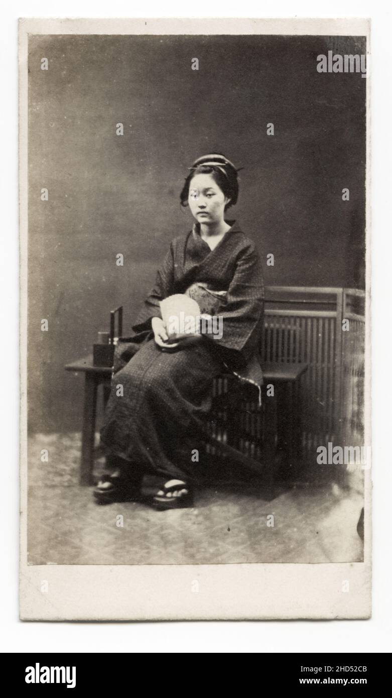 Photographie vintage du 19th siècle - 1860's Japan carte de visite attrib.Shimooka Renjo: Jeune femme Banque D'Images