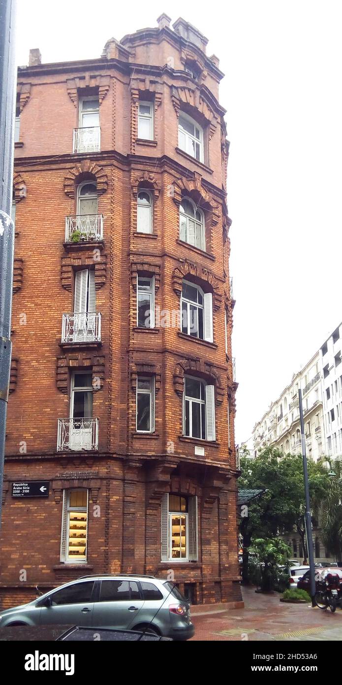 Vue sur la façade d'un bâtiment en briques néoclassiques, dans les rues Republica Arabe et Cabello.Buenos Aires, Argentine.Photo de haute qualité Banque D'Images