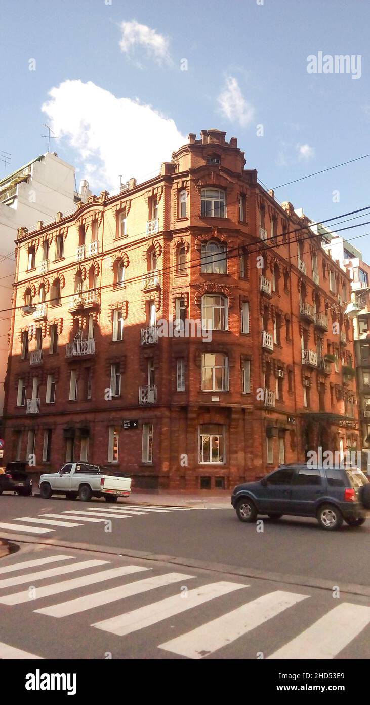 Vue sur la façade d'un bâtiment en briques néoclassiques, dans les rues Republica Arabe et Cabello.Buenos Aires, Argentine.Photo de haute qualité Banque D'Images