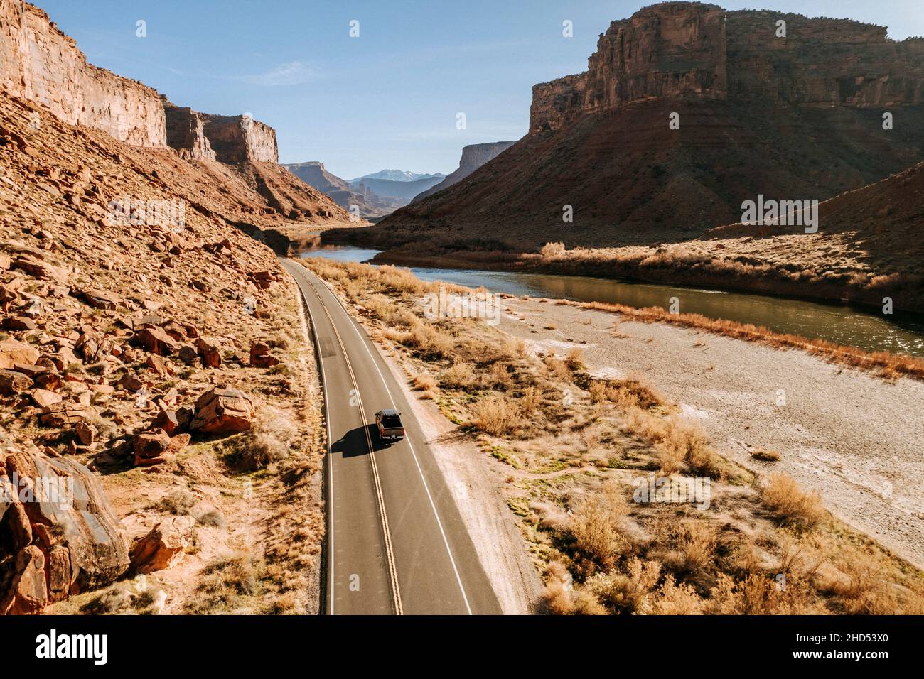 Un seul camion traverse le magnifique canyon rouge de Moab, Utah Banque D'Images