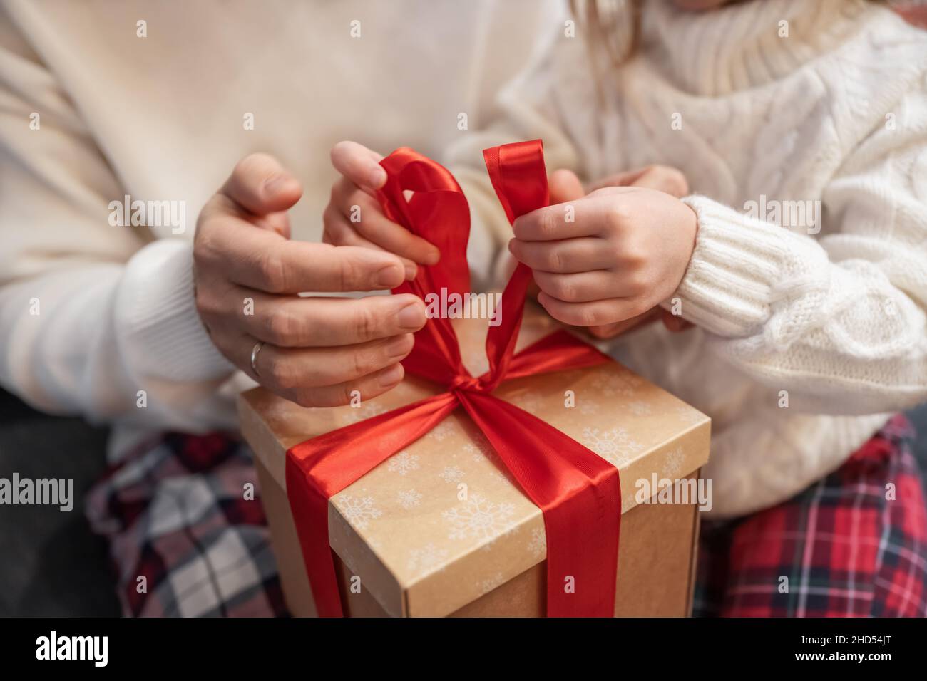 le père enseigne à sa fille à emballer un cadeau de noël Banque D'Images